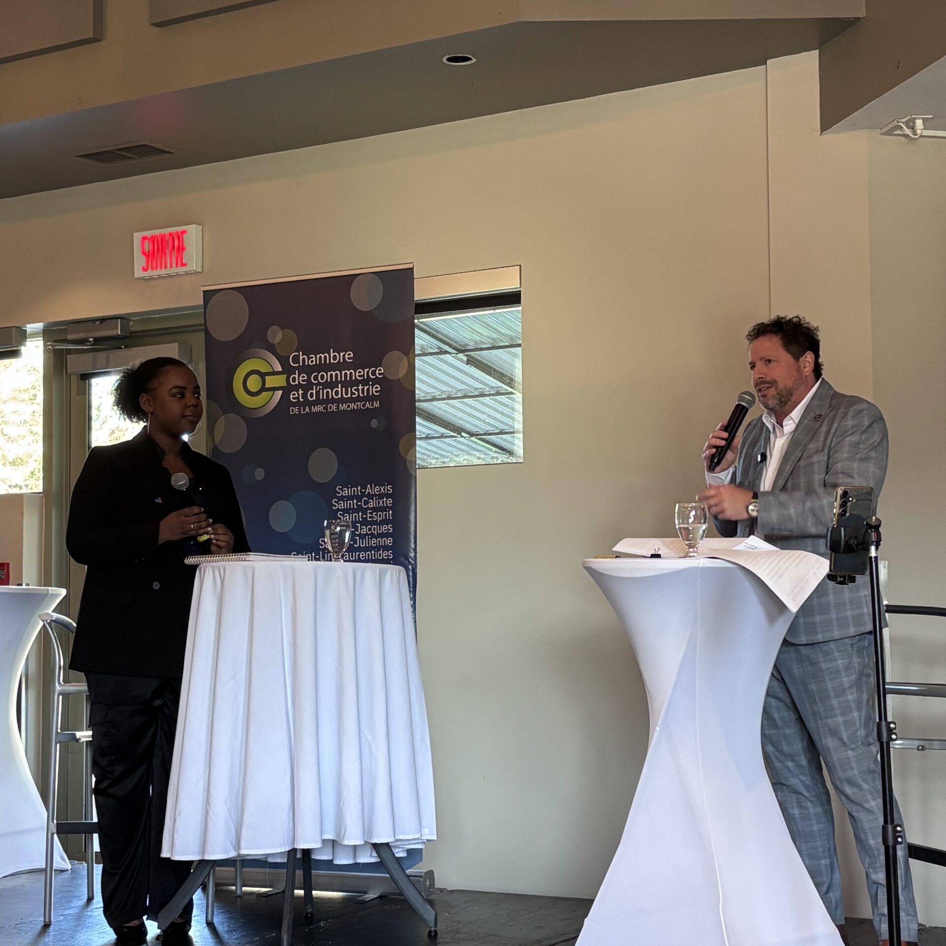 La candidate libérale Sashmir Sidney et le candidat péquiste Mathieu Lebrun. (Photo Médialo – Élise Brouillette) 