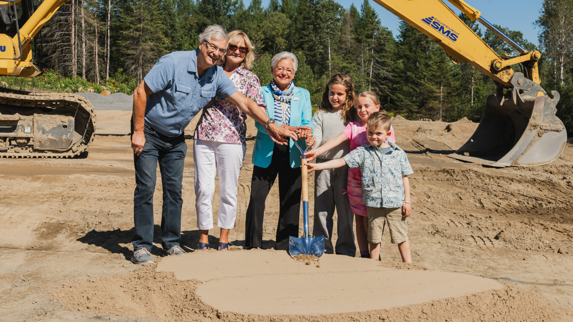 Yvon Caron et Jacqueline Martel, représentant les aînés, Michelle Joly, mairesse, et Brittany 9 ans, Selena 9 ans et Brendon 5 ans, représentant la jeunesse. (Photo gracieuseté- Sarah Fortin Photographe) 
