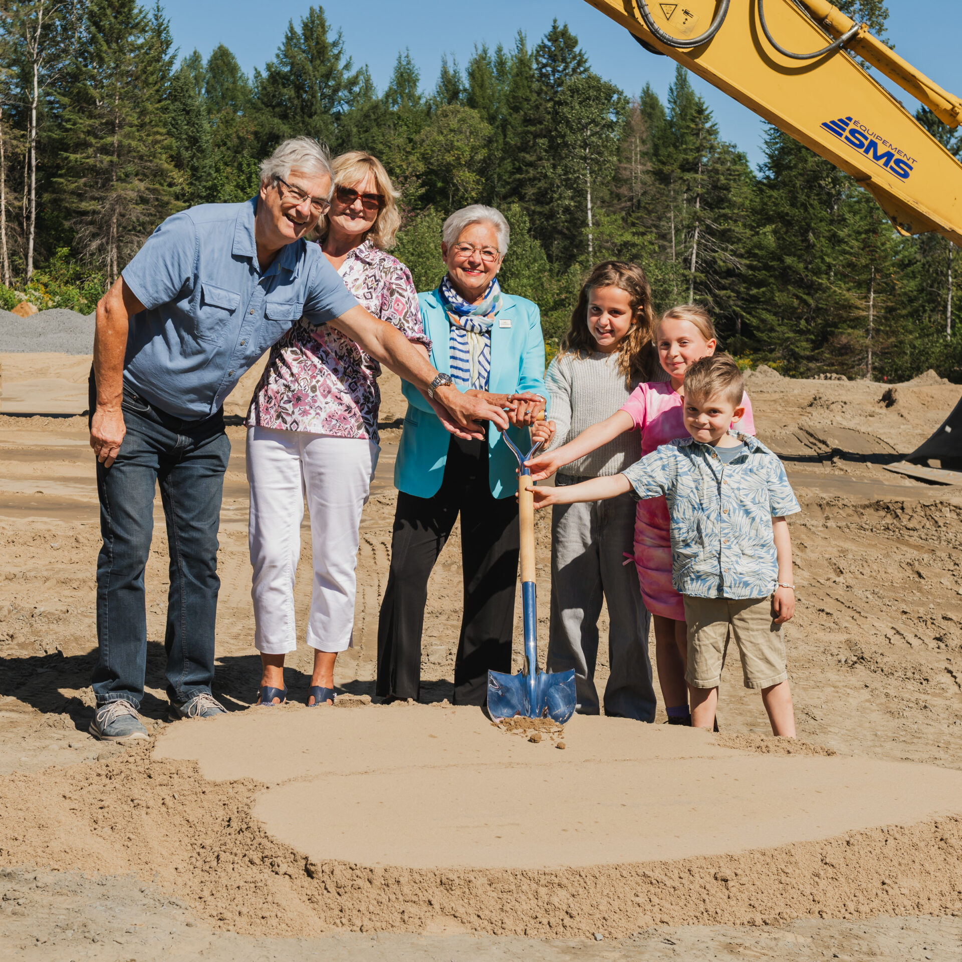 Yvon Caron et Jacqueline Martel, représentant les aînés, Michelle Joly, mairesse, et Brittany 9 ans, Selena 9 ans et Brendon 5 ans, représentant la jeunesse. (Photo gracieuseté- Sarah Fortin Photographe) 
