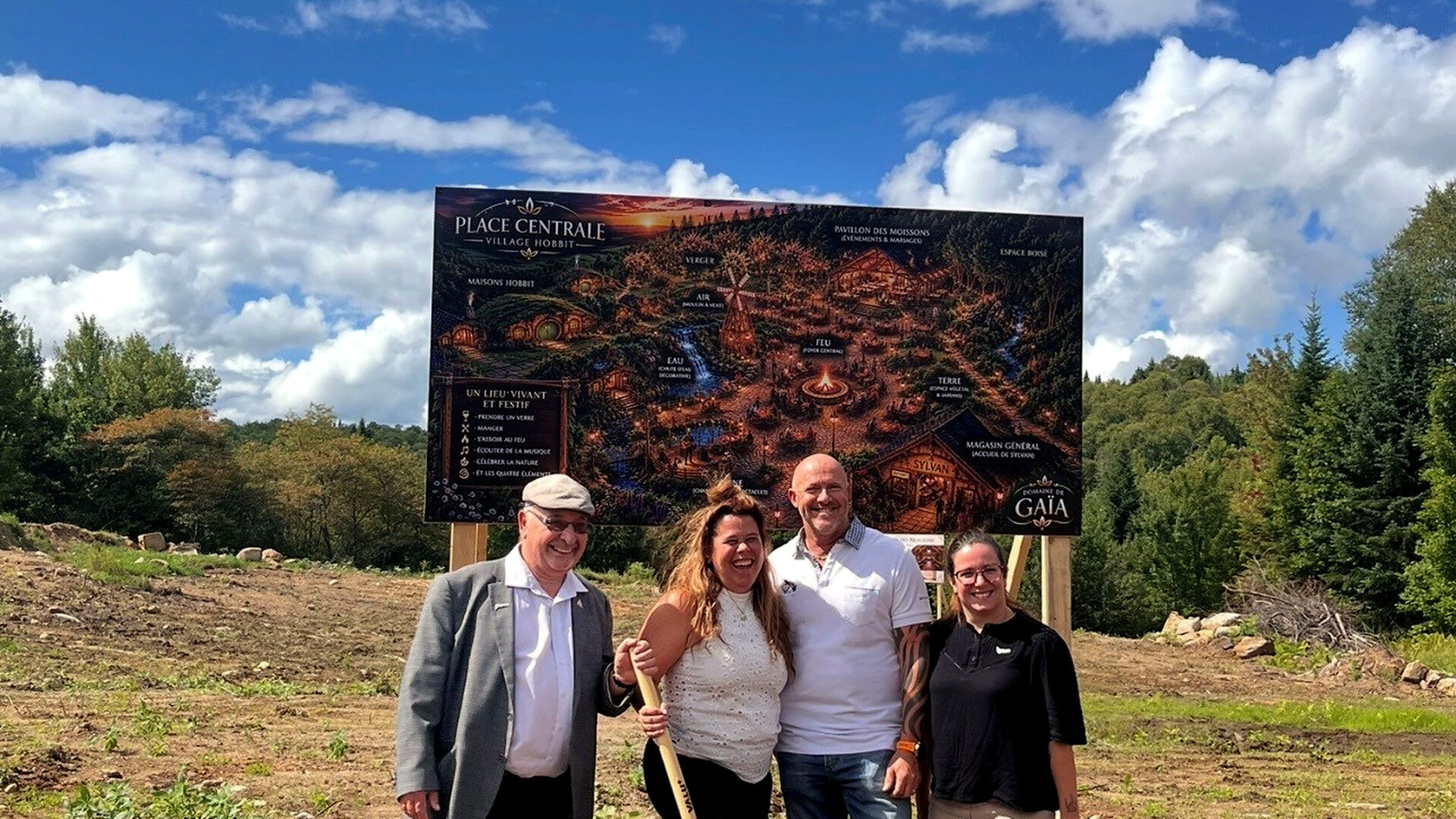 Le maire de Saint-Damien, Pierre Charbonneau, Nadia Perreault et son conjoint, Yvon Charron, ainsi que Kathleen Chagnon, conseillère en développement touristique et culturel à la MRC de Matawinie, ont célébré la première pelletée de terre sur le site du Domaine de Gaïa. (Photo gracieuseté)