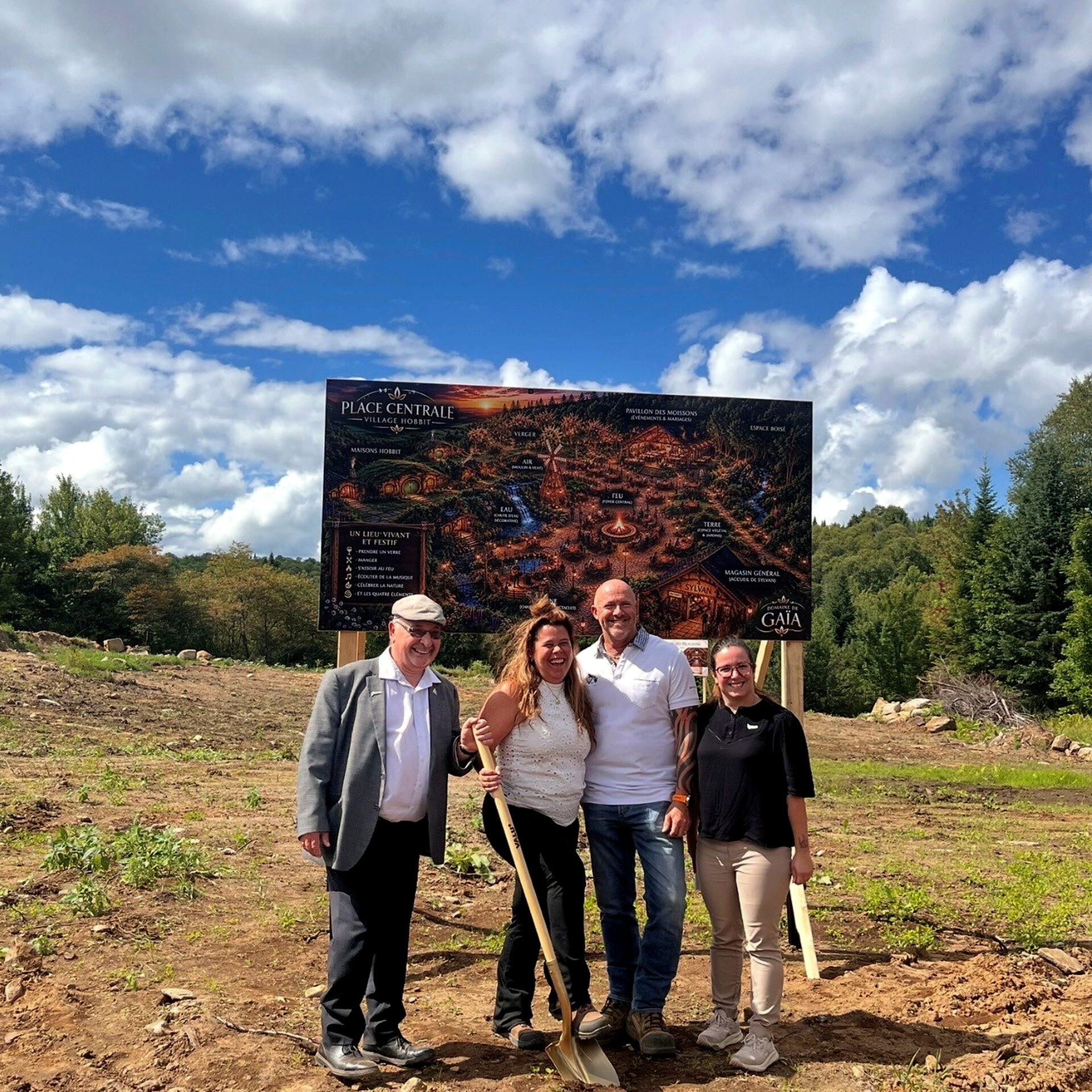 Le maire de Saint-Damien, Pierre Charbonneau, Nadia Perreault et son conjoint, Yvon Charron, ainsi que Kathleen Chagnon, conseillère en développement touristique et culturel à la MRC de Matawinie, ont célébré la première pelletée de terre sur le site du Domaine de Gaïa. (Photo gracieuseté)