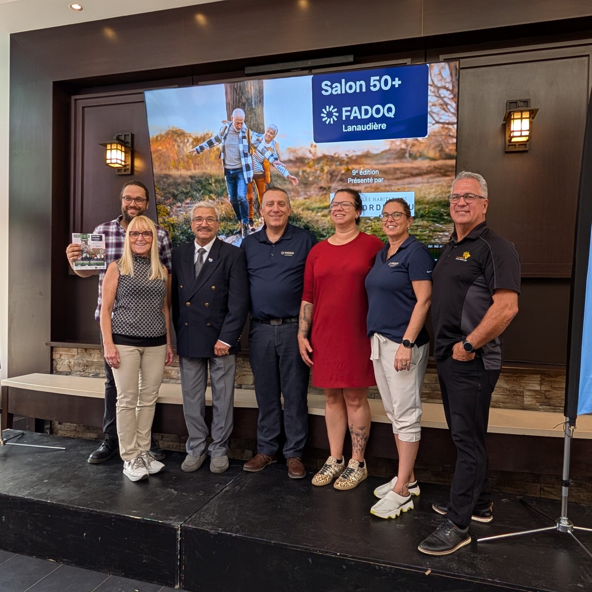 Gabriel Ste-Marie, député fédéral de Joliette-Manawan; Marie-Élène Corbeil, MEC Événements; Michel Deschênes, président de la FADOQ Lanaudière; David Moreau; Josianne Proulx, coordonnatrice marketing et communication pour les Galeries Joliette; Sergine Bouchard, responsable des partenariats et des services aux membres pour la FADOQ Lanaudière et Sylvain Ouellette, président de Les Productions Méga-Animation. (Photo Médialo – Jason Joly)