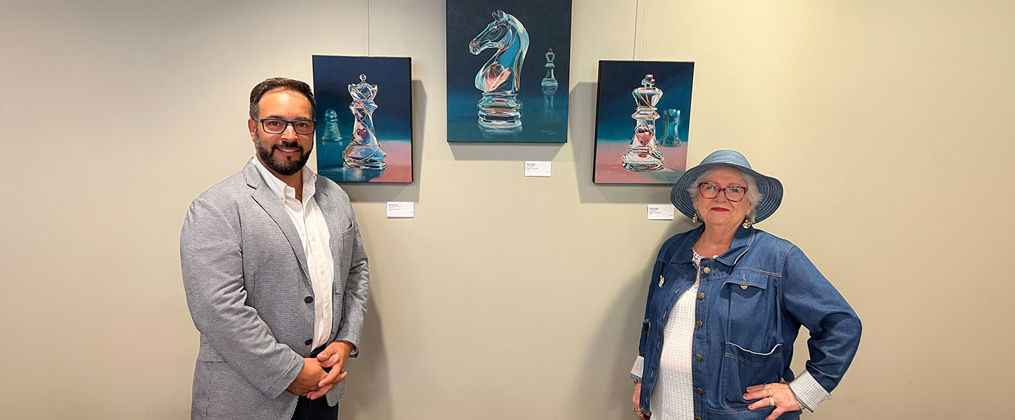 Le maire de Saint-Charles-Borromée, Alexis Nantel, avec l'artiste Myreille Gagné. (Photo gracieuseté) 