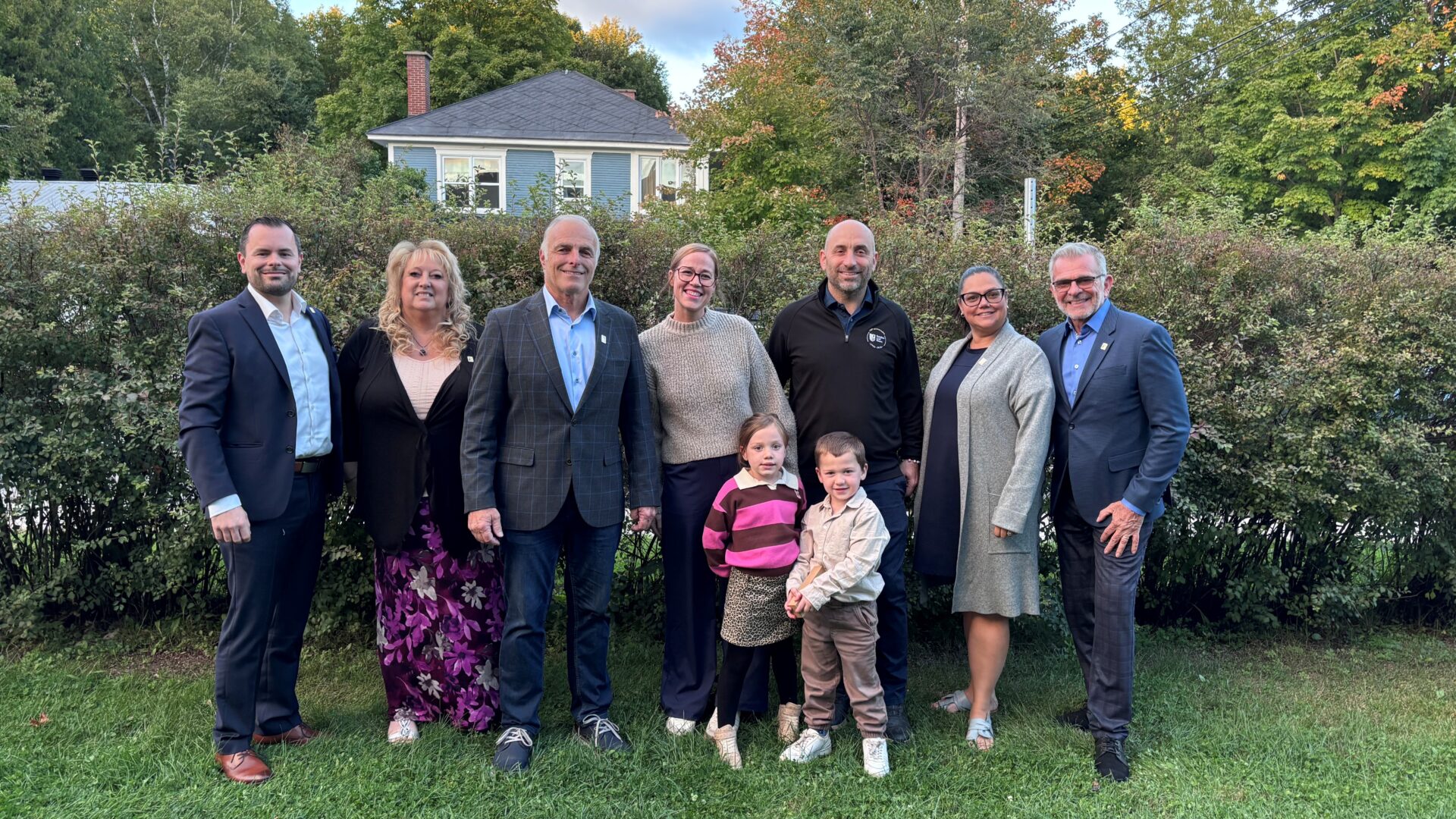 Les propriétaires James Scott et Annick Perreault en compagnie du maire et de membres du conseil municipal. (Photo Médialo – Élise Brouillette)