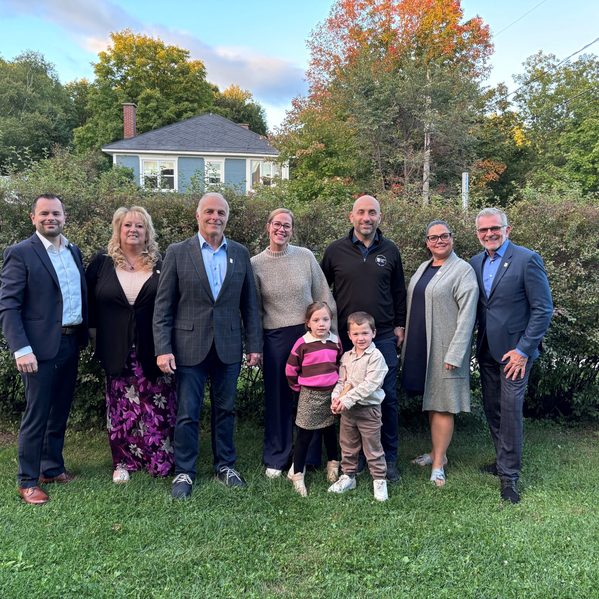 Les propriétaires James Scott et Annick Perreault en compagnie du maire et de membres du conseil municipal. (Photo Médialo – Élise Brouillette)