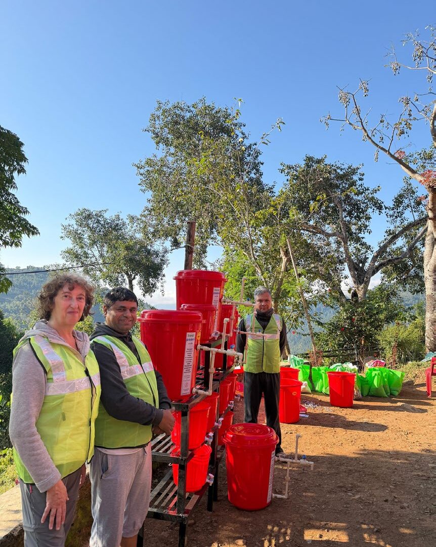 Des bénévoles De Mamidja Environnement ont installés des réservoirs d'eau au Népal en 2025. (Photo gracieuseté)