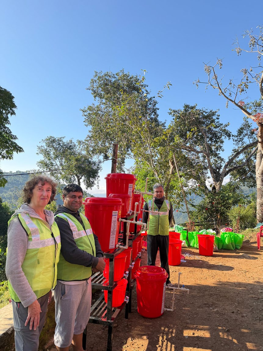 Des bénévoles De Mamidja Environnement ont installés des réservoirs d'eau au Népal en 2025. (Photo gracieuseté)