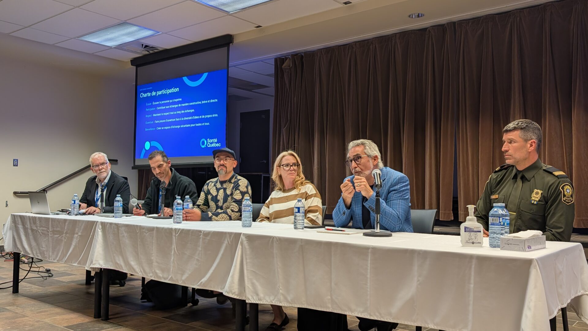 Des représentants de Santé Québec Lanaudière, de la Sûreté du Québec et d’organismes lanaudois étaient présents pour répondre aux questions du public. (Photo Médialo – Jason Joly)