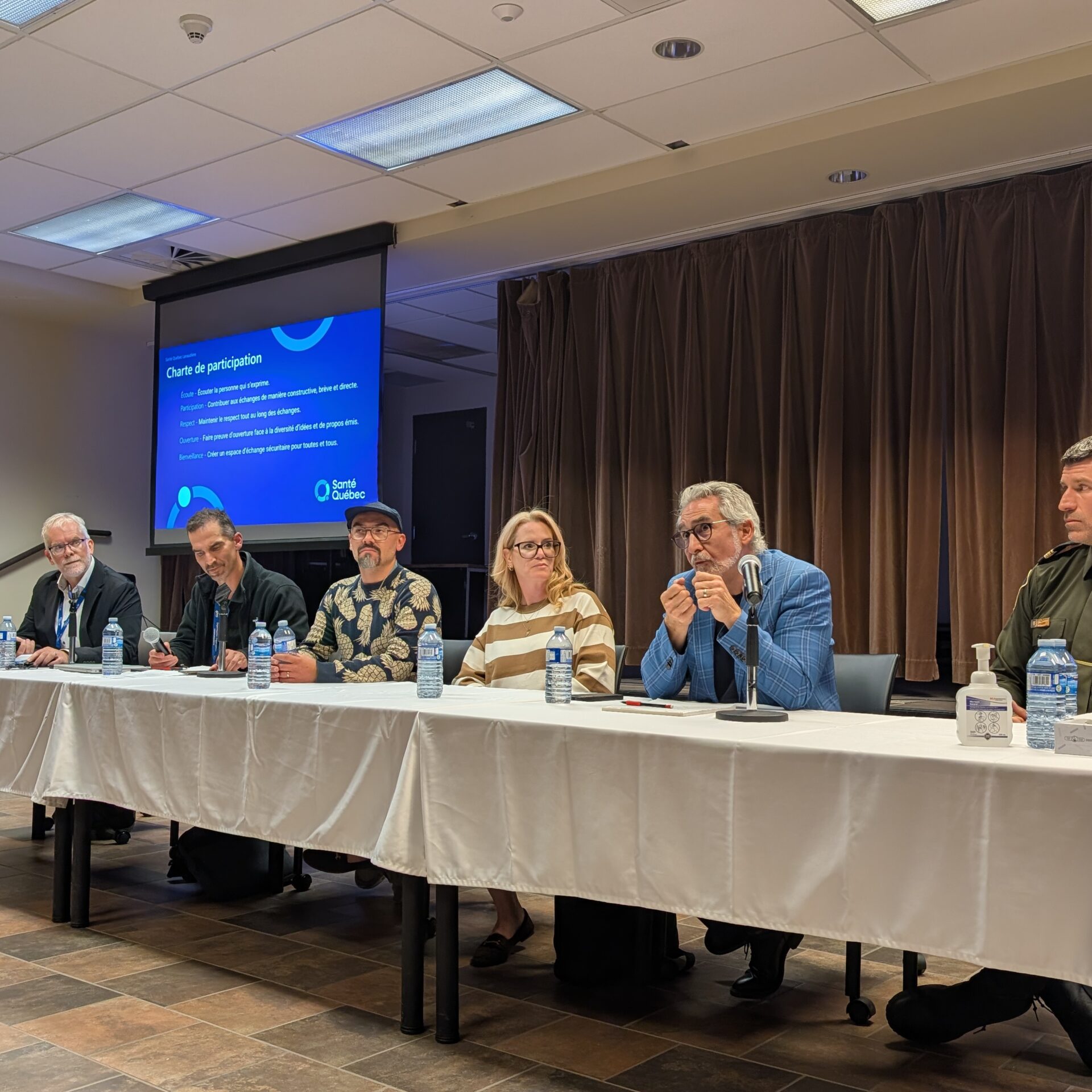 Des représentants de Santé Québec Lanaudière, de la Sûreté du Québec et d’organismes lanaudois étaient présents pour répondre aux questions du public. (Photo Médialo – Jason Joly)
