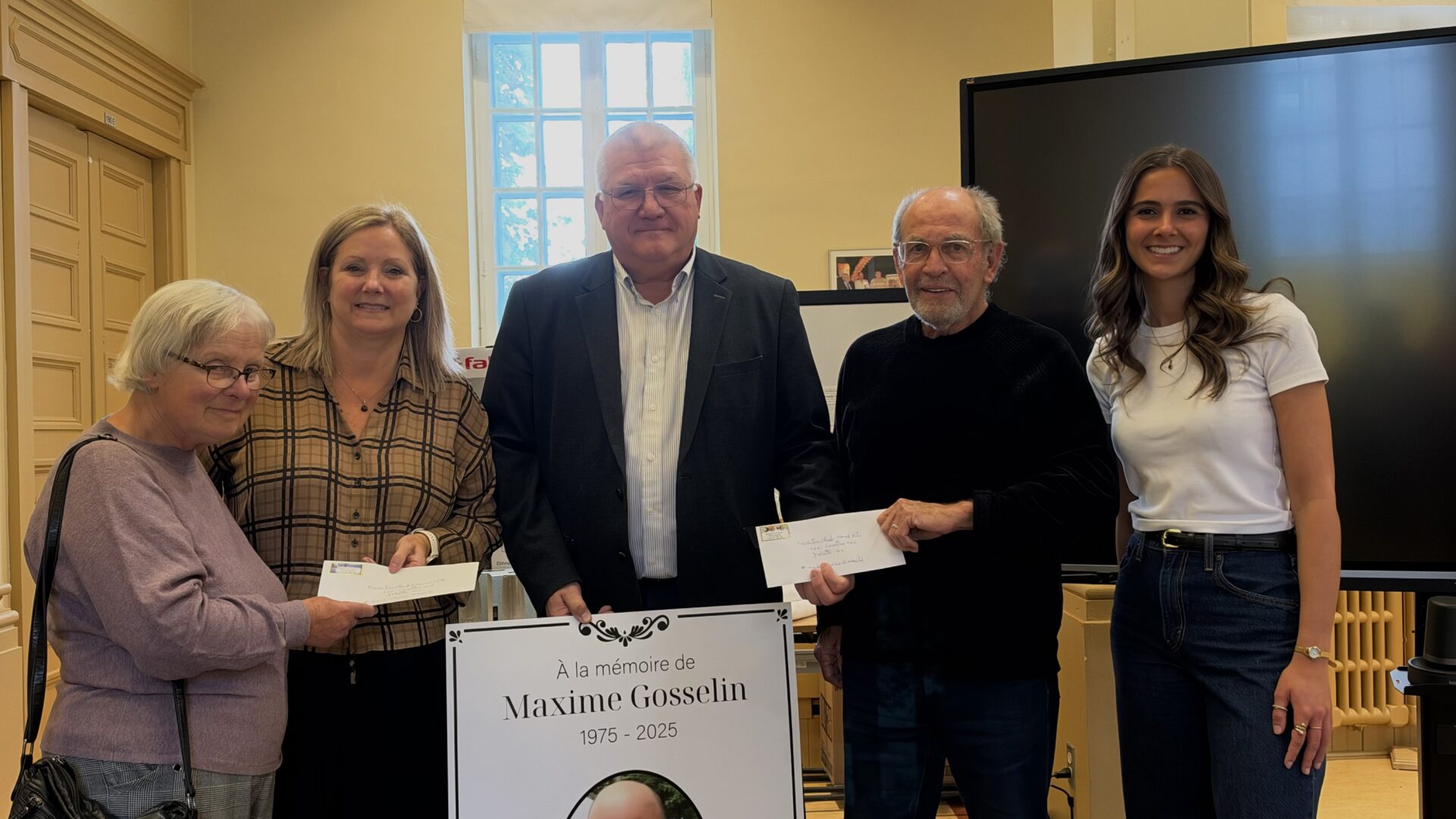 Yvon et Carole Gosselin, en compagnie de représentants de la Fondation Claude-Édouard Hétu. (Photo gracieuseté)