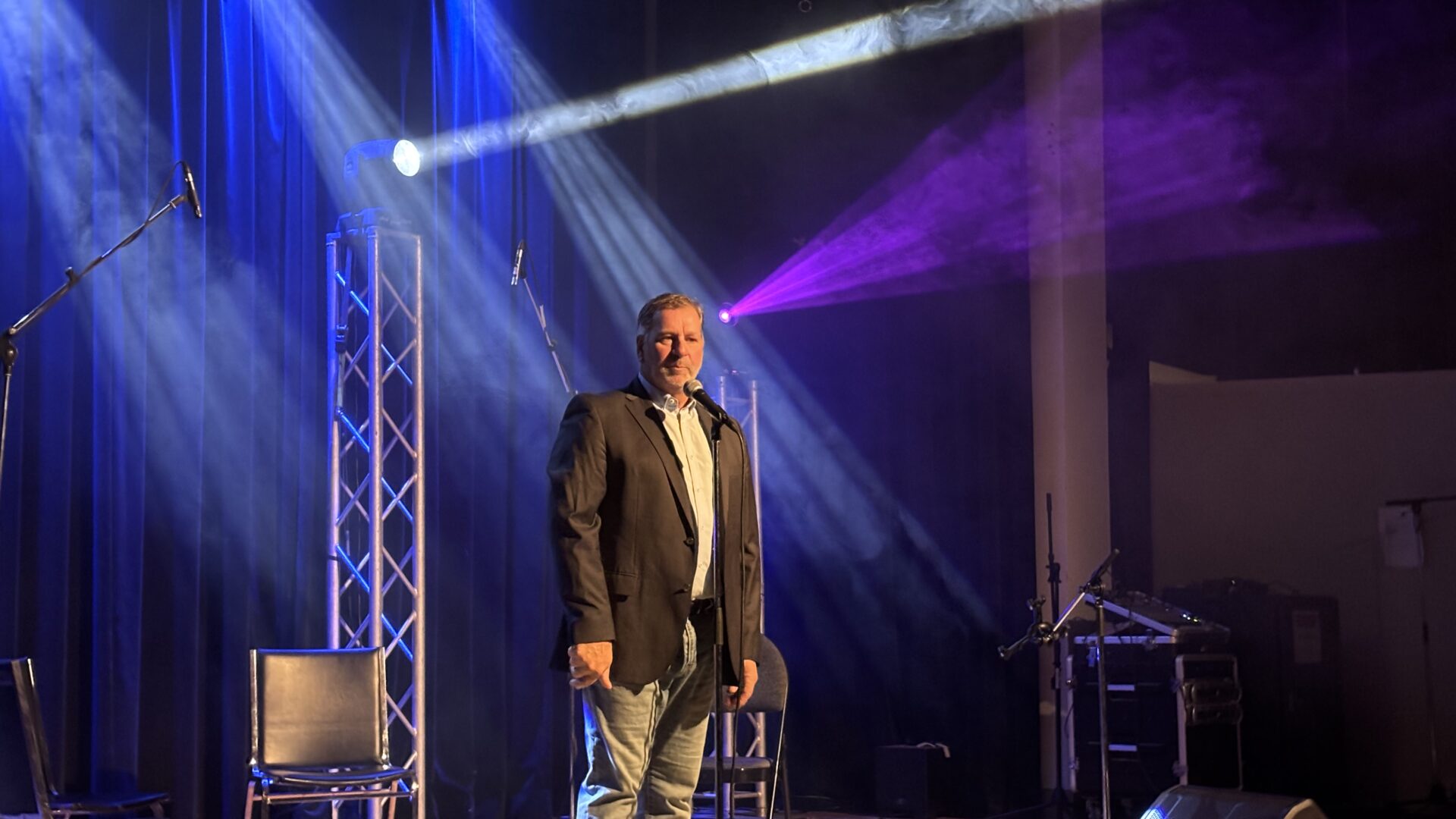 L’humoriste Mario Jean était présent lors du lancement de programmation de La Belle Église à Chertsey. (Photo Médialo – Élise Brouillette) 