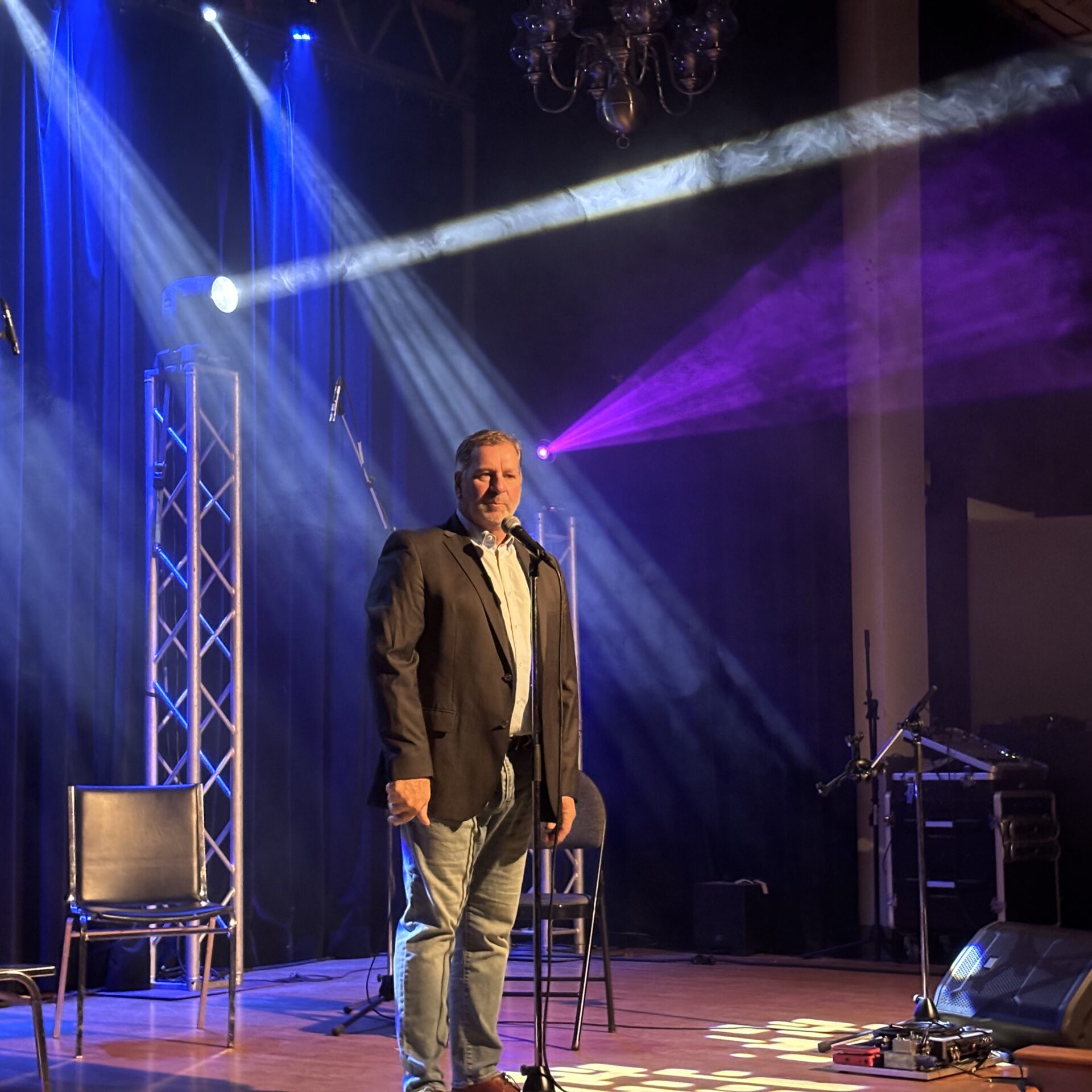 L’humoriste Mario Jean était présent lors du lancement de programmation de La Belle Église à Chertsey. (Photo Médialo – Élise Brouillette) 