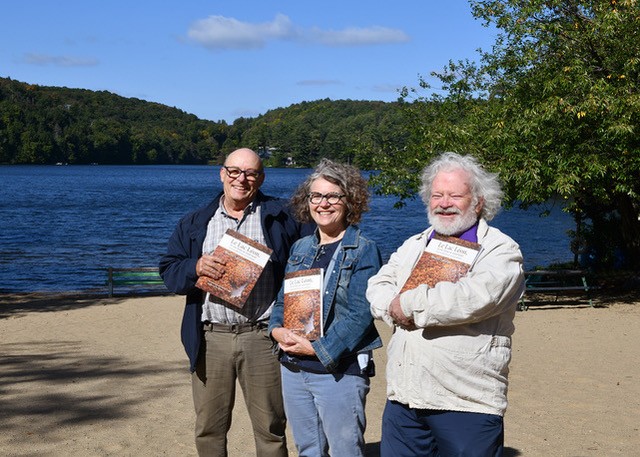 Sylvain Beauséjour, graphiste, Muriel Lafarge, auteure et Daniel Tessier, éditeur. (Photo gracieuseté) 