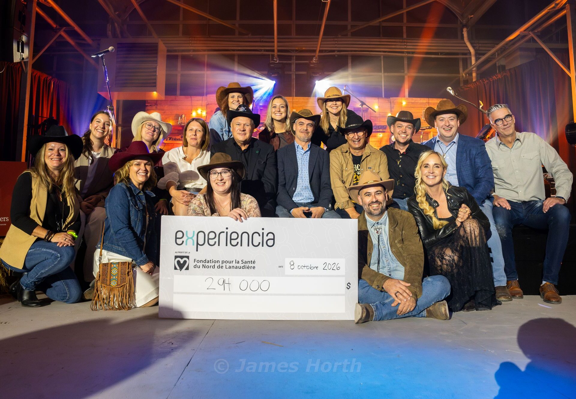Employées de la fondation, membres du comité organisateur d’Experiencia, coprésidentes de la fondation et partenaires de l’événement. (Photo gracieuseté - James Horth (Plan B Communications))