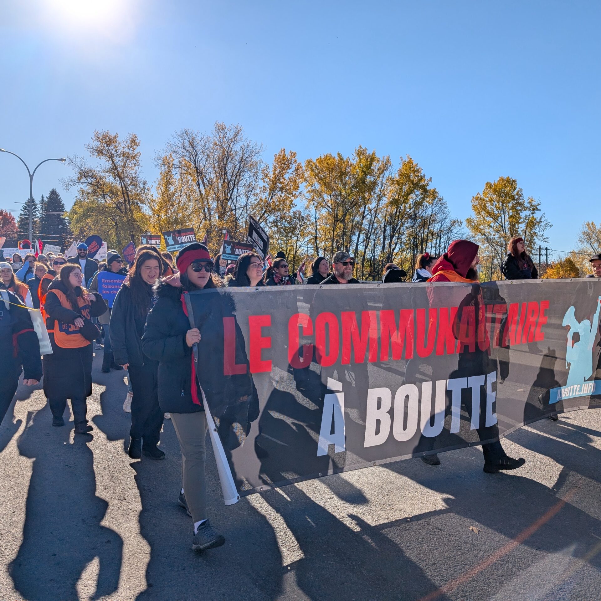 Des organismes des quatre coins de Lanaudière se sont réunis pour la mobilisation du 21 octobre 2026. (Photo Médialo – Jason Joly)