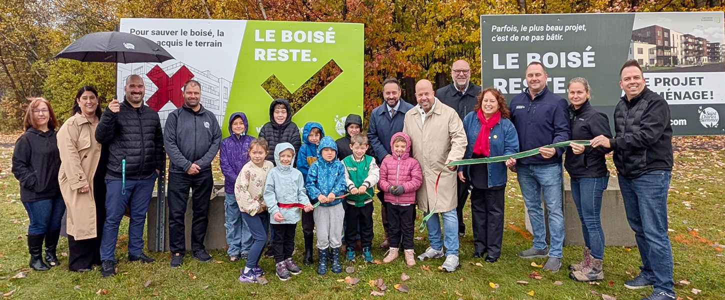 Des élèves des écoles Lorenzo-Gauthier et Joliette Elementary School, entourés de l’équipe municipale de Saint-Charles-Borromée, du maire, des conseillers municipaux et de partenaires. (Photo gracieuseté)