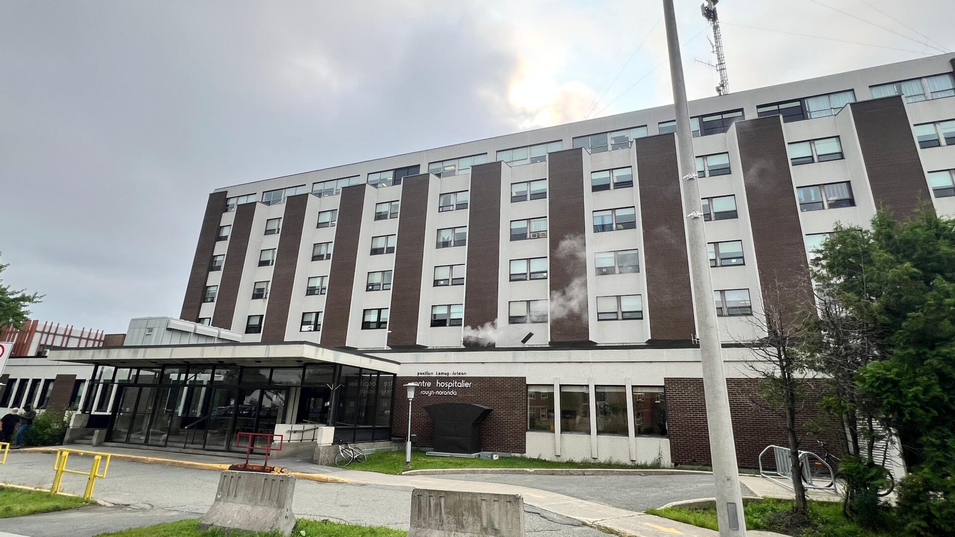 L’hôpital de Rouyn-Noranda, le 15 juillet, portait encore les stigmates de l’incendie survenu la veille. 

Photo Médialo — archives. 