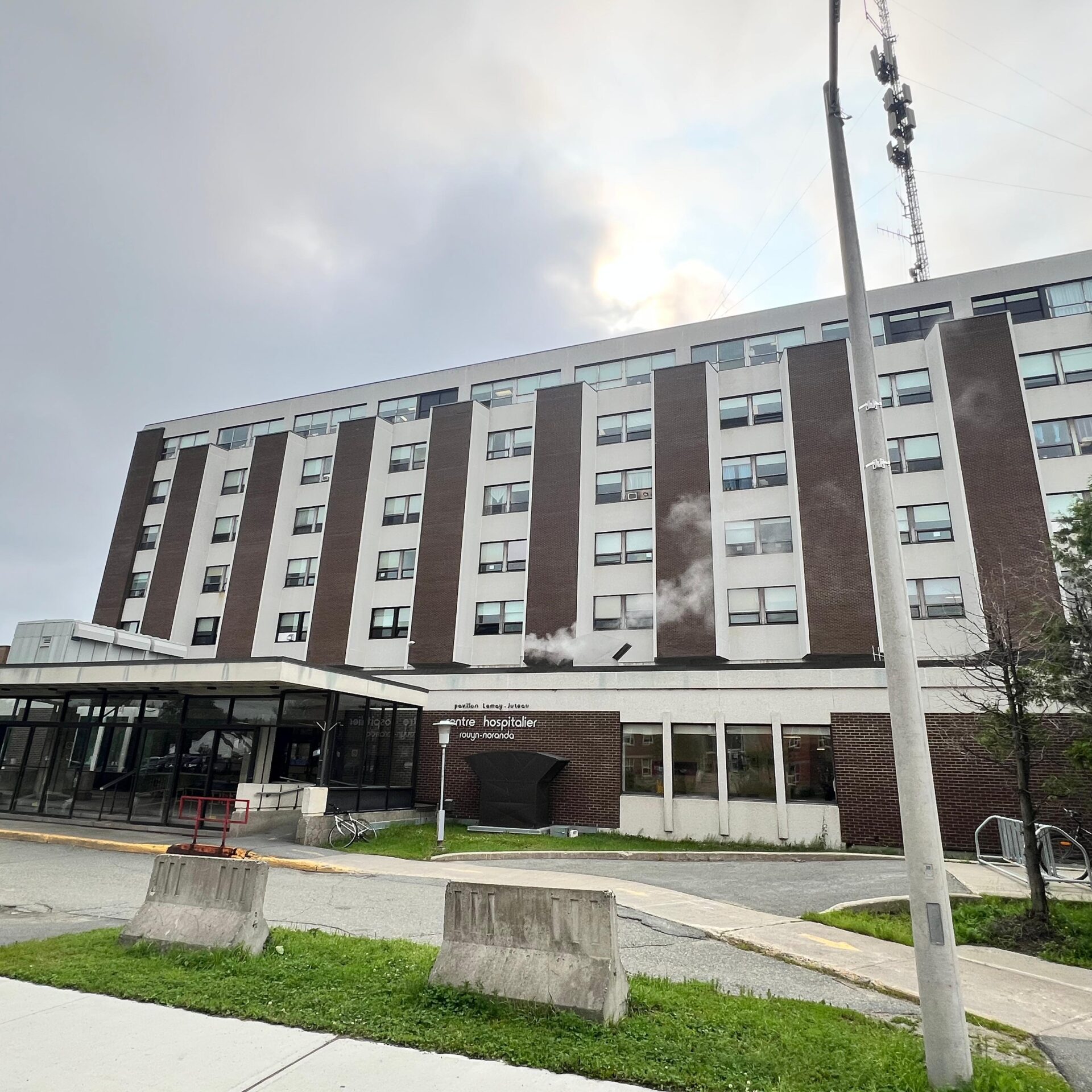 L’hôpital de Rouyn-Noranda, le 15 juillet, portait encore les stigmates de l’incendie survenu la veille. 

Photo Médialo — archives. 