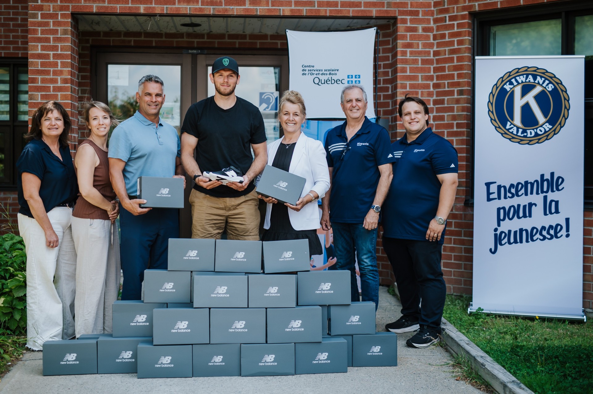 De gauche à droite sur la photo : 
Guylaine Daigle & Émilie Boutroy (Club Kiwanis Lemieux), 
Jean-François Pressé, directeur général du Centre de services scolaire de l’Or-et-des-Bois, Jérémy Lauzon, hockeyeur professionnel pour les Golden Knights de Vegas, Nathalie Gosselin, directrice des écoles Sainte-Lucie et Saint-Philippe. (CSSOB), Daniel Klenk et Maxime Plouffe (Club Kiwanis Val-d’Or) 

Crédit photo : Photo gracieuseté