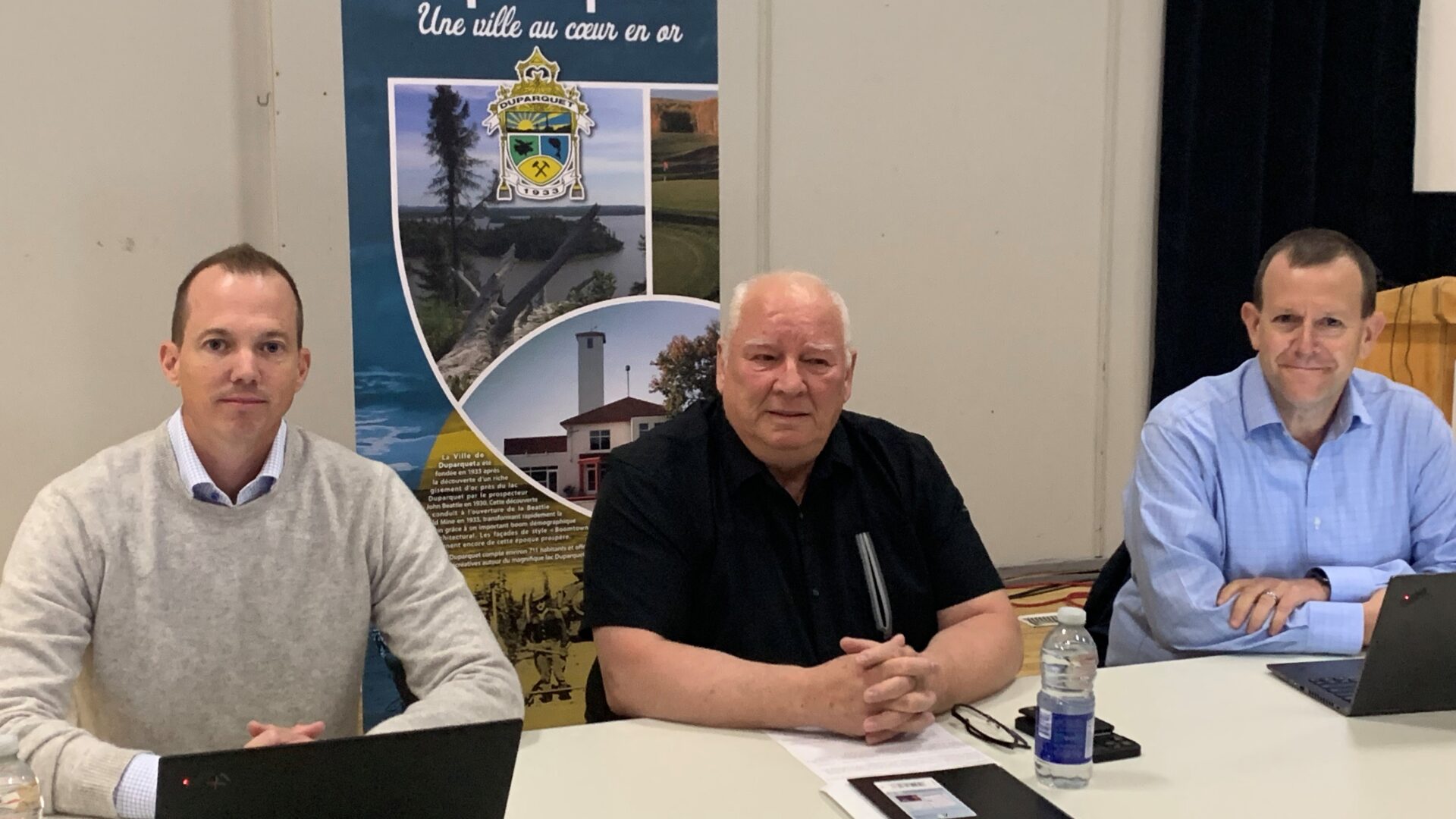 Steve Lines, vice-président, développement durable chez First Mining Gold, Denis Blais maire de Duparquet, Paul Morris, directeur des relations avec les investisseurs chez First Mining Gold.

Photo Le Citoyen – Christine Morasse
