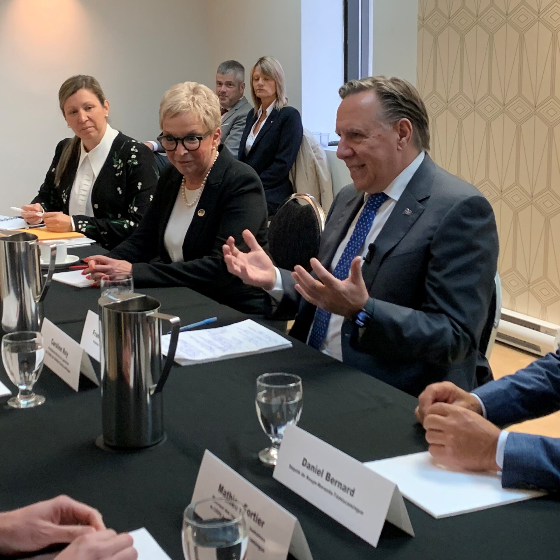 François Legault entouré de Suzanne Blais et de Daniel Bernard.

Photo Le Citoyen Christine Morasse
