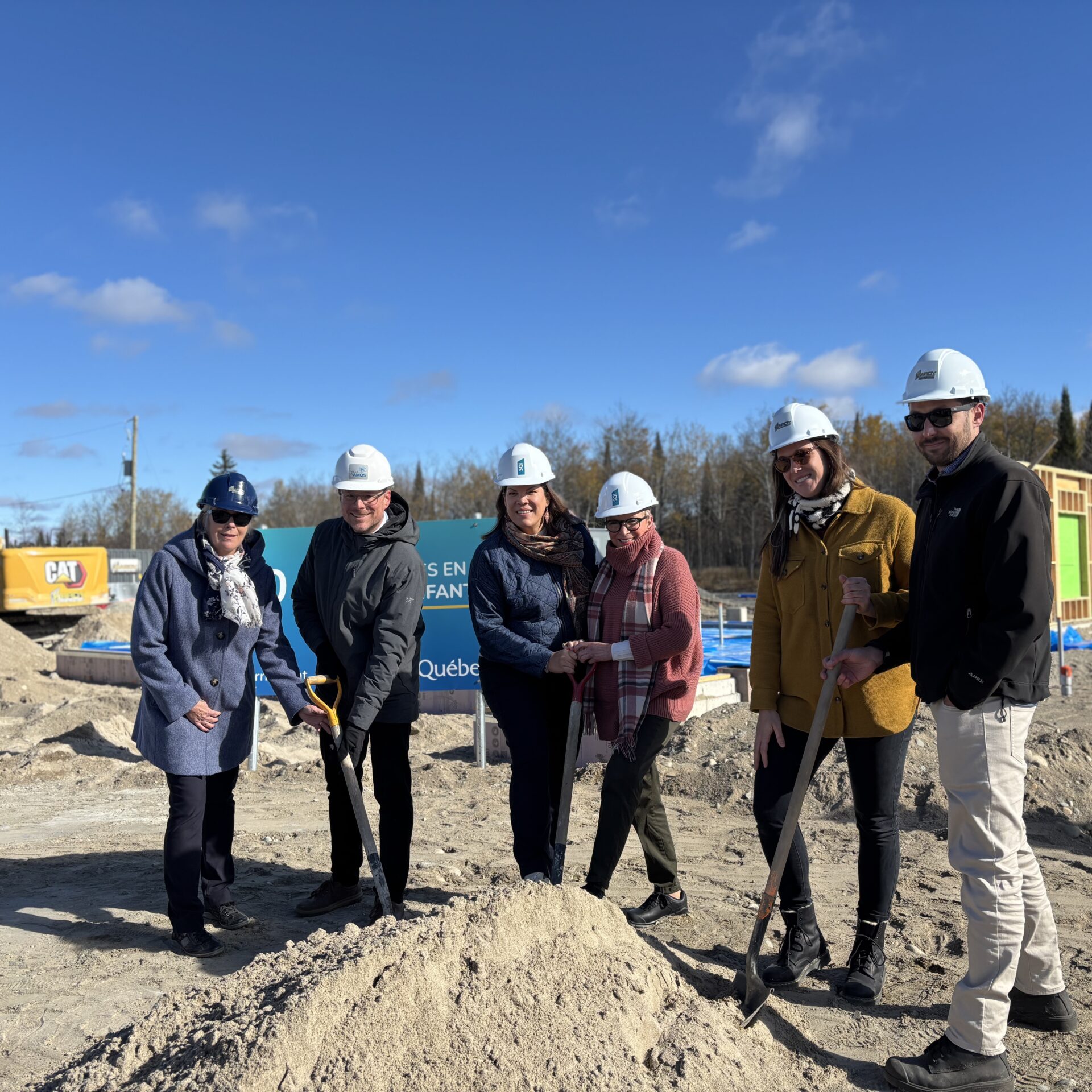Kateri Champagne Jourdain (au centre) était de passage en Abitibi-Témiscamingue le 15 octobre pour participer à la première pelletée du CPE des Petits Élans. Elle était en compagnie de la députée d’Abitibi-Ouest Suzanne Blais (à sa droite) et de la directrice générale du CPE Petits Élans, Marie-Ève Gagnon-Nolet (2e à partir de la droite). Photo gracieuseté 
