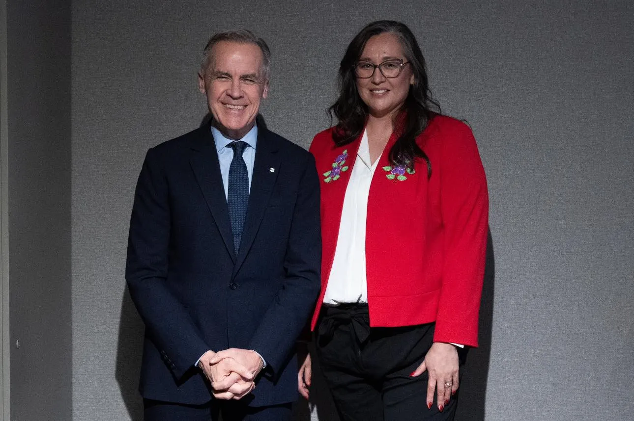 La députée fédérale Mandy Gull-Masty en compagnie du premier ministre canadien Mark Carney.

Photo Le Citoyen —archives.