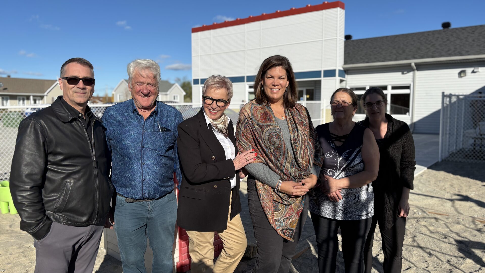 Kateri Champagne Jourdain, 3e à partir de la droite, était de passage en région le 14 octobre pour inaugurer l’agrandissement du CPE Bout d’Chou à Macamic. Elle était en compagnie de la députée d’Abitibi-Ouest Suzanne Blais au centre et de la directrice générale du CPE Gilberte Leclerc, 2e à partir de la droite.
Photo gracieuseté 
