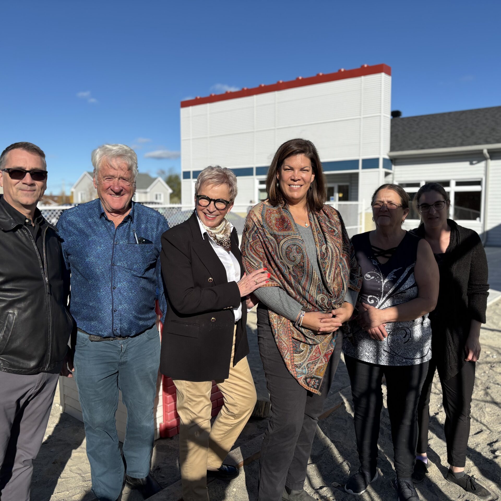 Kateri Champagne Jourdain, 3e à partir de la droite, était de passage en région le 14 octobre pour inaugurer l’agrandissement du CPE Bout d’Chou à Macamic. Elle était en compagnie de la députée d’Abitibi-Ouest Suzanne Blais au centre et de la directrice générale du CPE Gilberte Leclerc, 2e à partir de la droite.
Photo gracieuseté 
