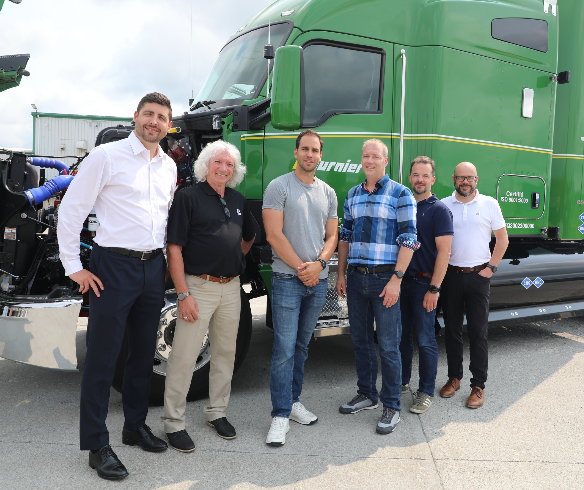 Le camion vert bien entouré. 

Photo gracieuseté. 