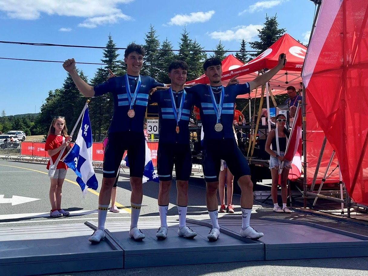 L’or, l’argent, le bronze ! Équipe Québec s’est retrouvée sur les trois marches du podium de la course sur route masculine grâce à Gabriel Séguin (au centre), Jonathan Hinse et Jacob Roy d’Amos (à gauche). 

Crédit Photo :Photo gracieuseté – Bruno Vachon 