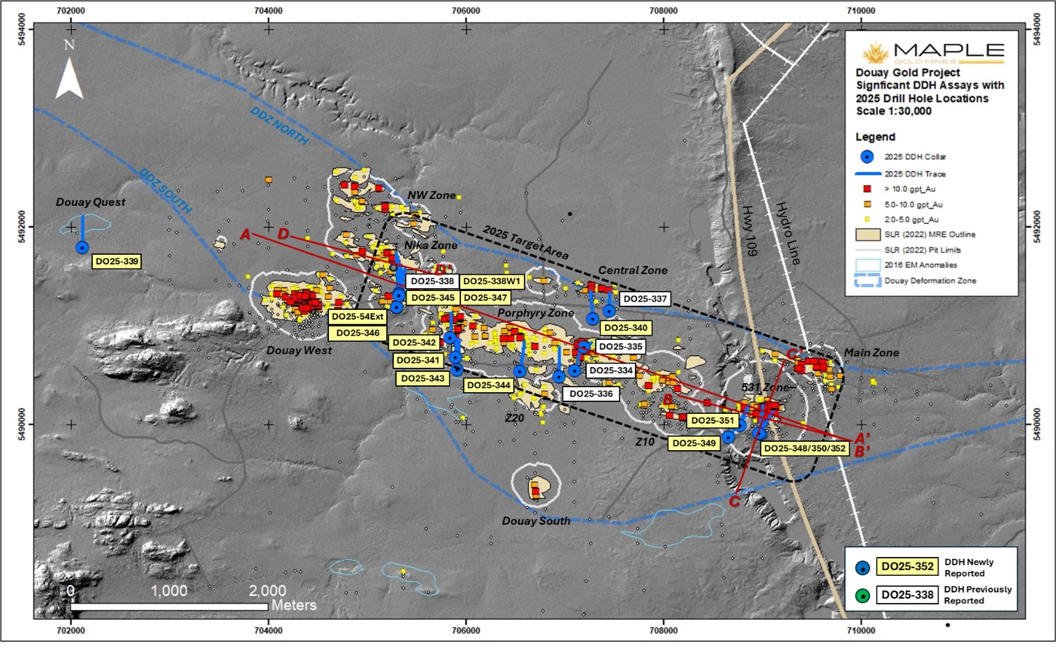 Vue en plan de la carte des zones minéralisées de Douay, contour MRE 2022 et limites de la fosse, trous de forage complétés 2025 et interceptions signalées. 

Image gracieuseté. 