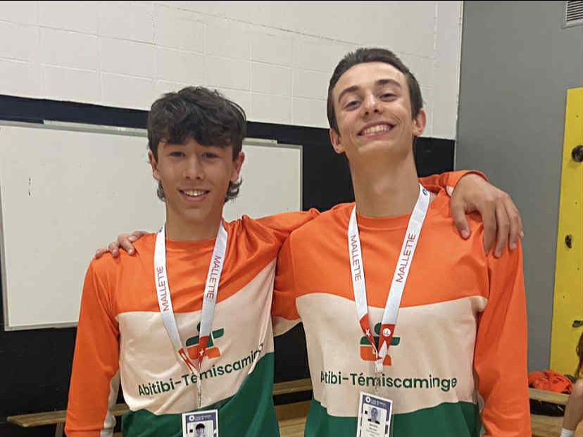 Bastien Chénard et Léon Lemire, porte-drapeaux de l'Abitibi-Témiscamingue à la cérémonie de fermeture de la 59e Finale des Jeux du Québec à Trois-Rivières. 

Crédit photo : Photo gracieuseté  