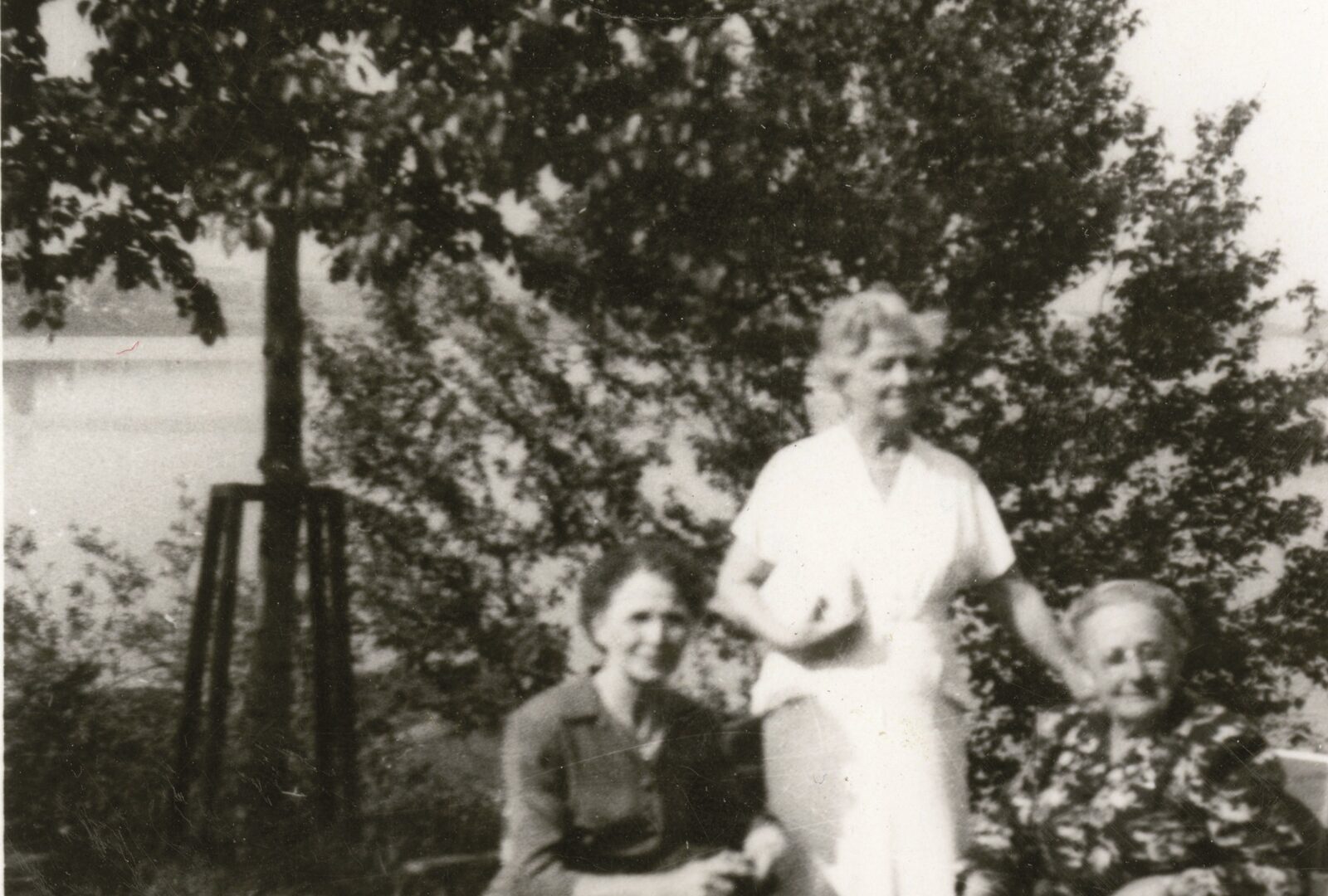 Christine Cloirec, debout au centre, en compagnie de ses amies Lucille Roy et Agnès Dumulon. 

Archives nationales à Rouyn-Noranda, fonds Société d’histoire de Rouyn-Noranda (08Y_P117, S2, P787).