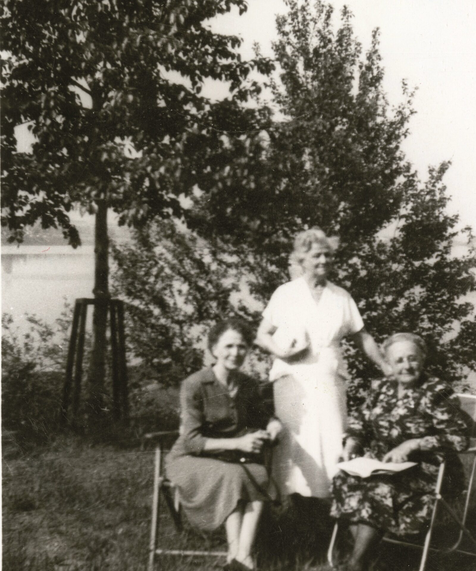 Christine Cloirec, debout au centre, en compagnie de ses amies Lucille Roy et Agnès Dumulon. 

Archives nationales à Rouyn-Noranda, fonds Société d’histoire de Rouyn-Noranda (08Y_P117, S2, P787).
