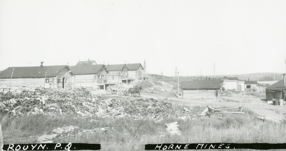 Le camp minier Horne sur le bord du lac Osisko en 1924. Hubert Vavasour et James Dick, deux photographes originaires d'Angleterre, réalisent un nombre impressionnant de photos illustrant les débuts des villes de Noranda et de Rouyn.

Photo studio de photographie Vavasour & Dick.