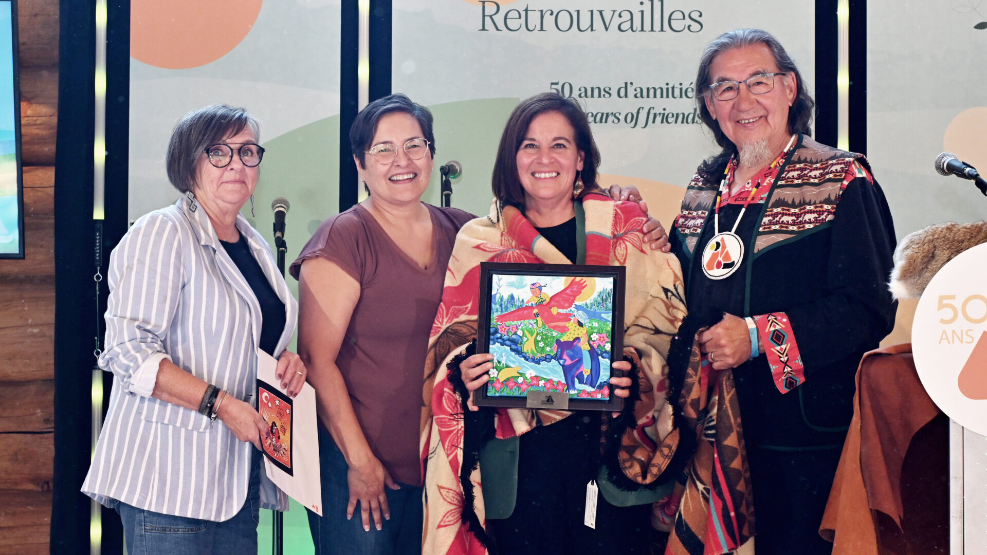 La directrice générale du Centre d’amitié autochtone Édith Cloutier a reçu une toile en guise de reconnaissance pour ses années d’implication.

Crédit photo :Photo gracieuseté Centre d’amitié autochtone de Val-d’Or
