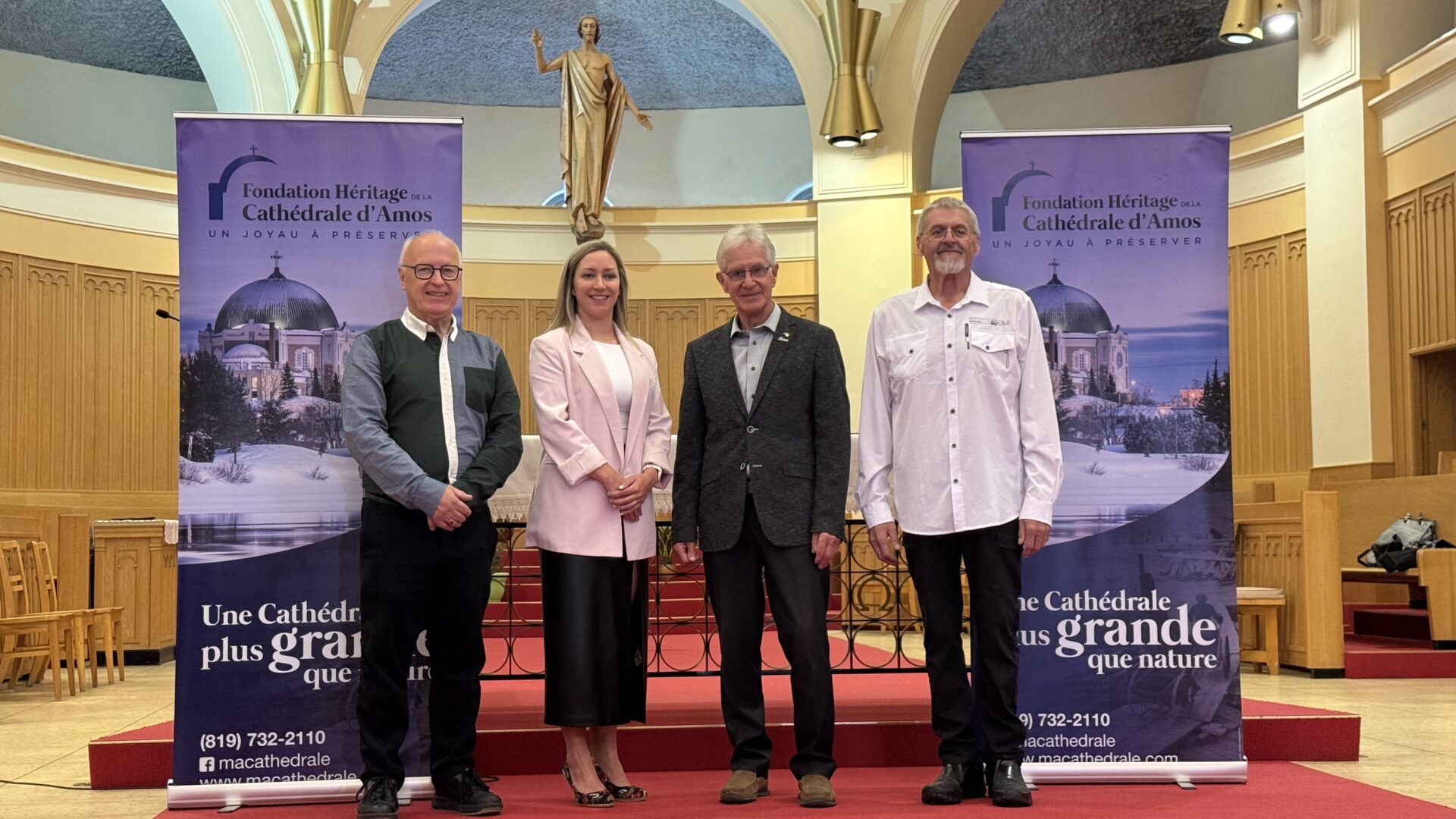 Pierre Roch, président de la Fabrique Ste-Thérèse d’Avila, Kim Blanchette artiste invitée, Ghislain Roy président de la Fondation Héritage et Gaétan Roberge, directeur de l’Ensemble vocal de l’Amitié.

Photo gracieuseté