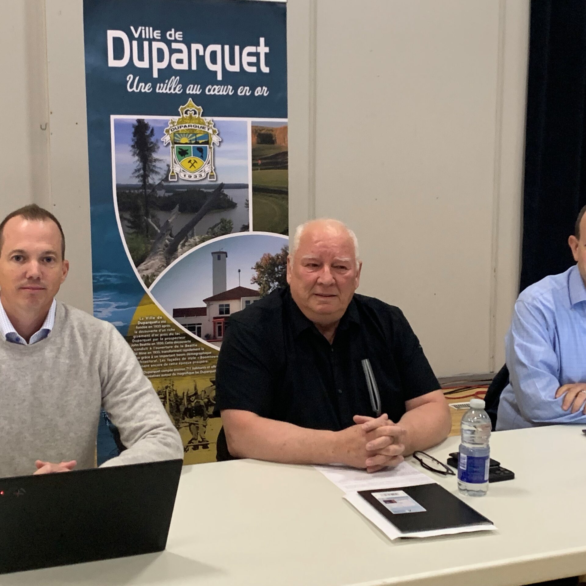Steve Lines, vice-président, développement durable chez First Mining Gold, Denis Blais maire de Duparquet, Paul Morris, directeur des relations avec les investisseurs chez First Mining Gold.

Photo Le Citoyen – Christine Morasse