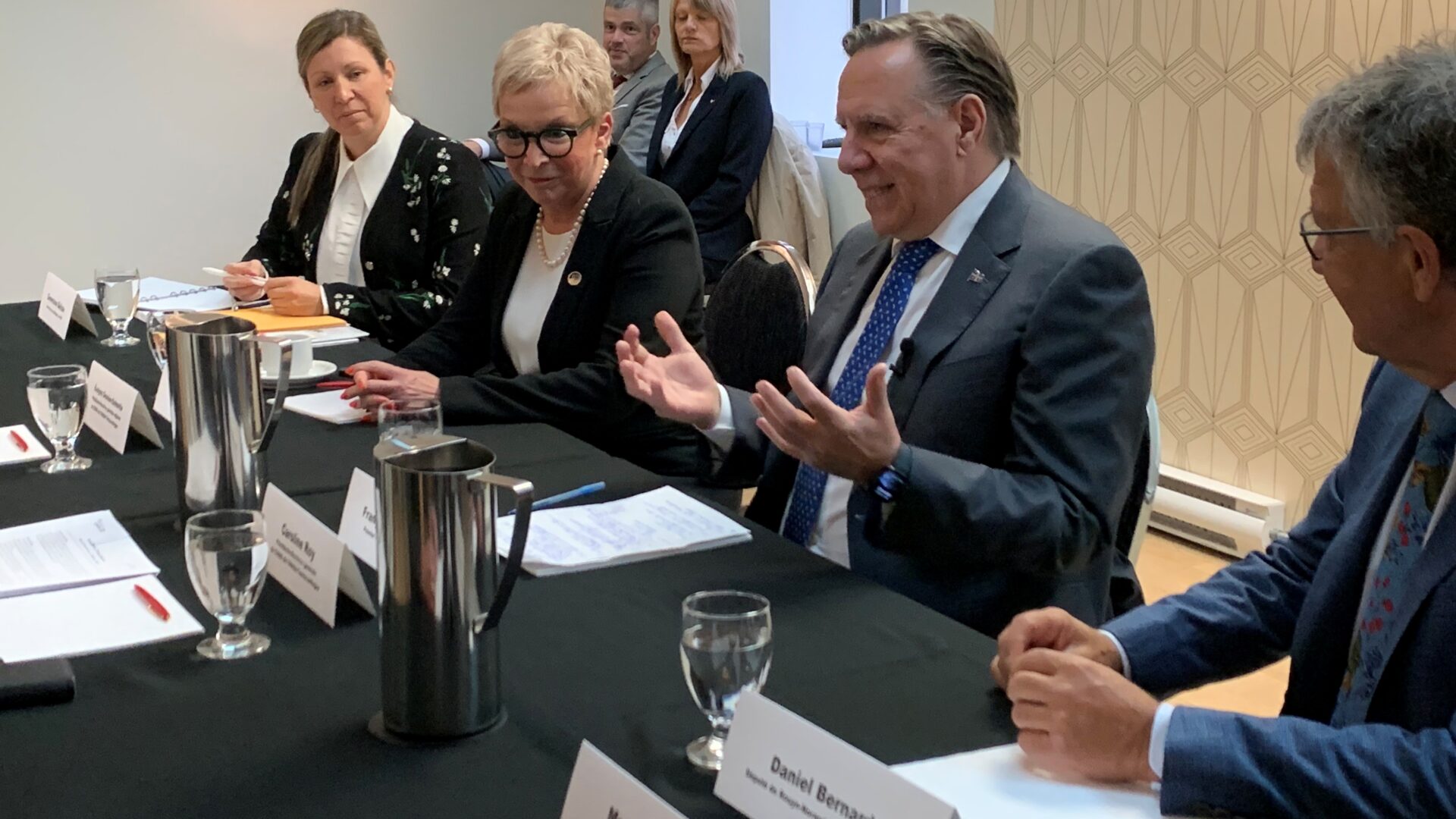 François Legault entouré de Suzanne Blais et de Daniel Bernard.

Photo Le Citoyen Christine Morasse