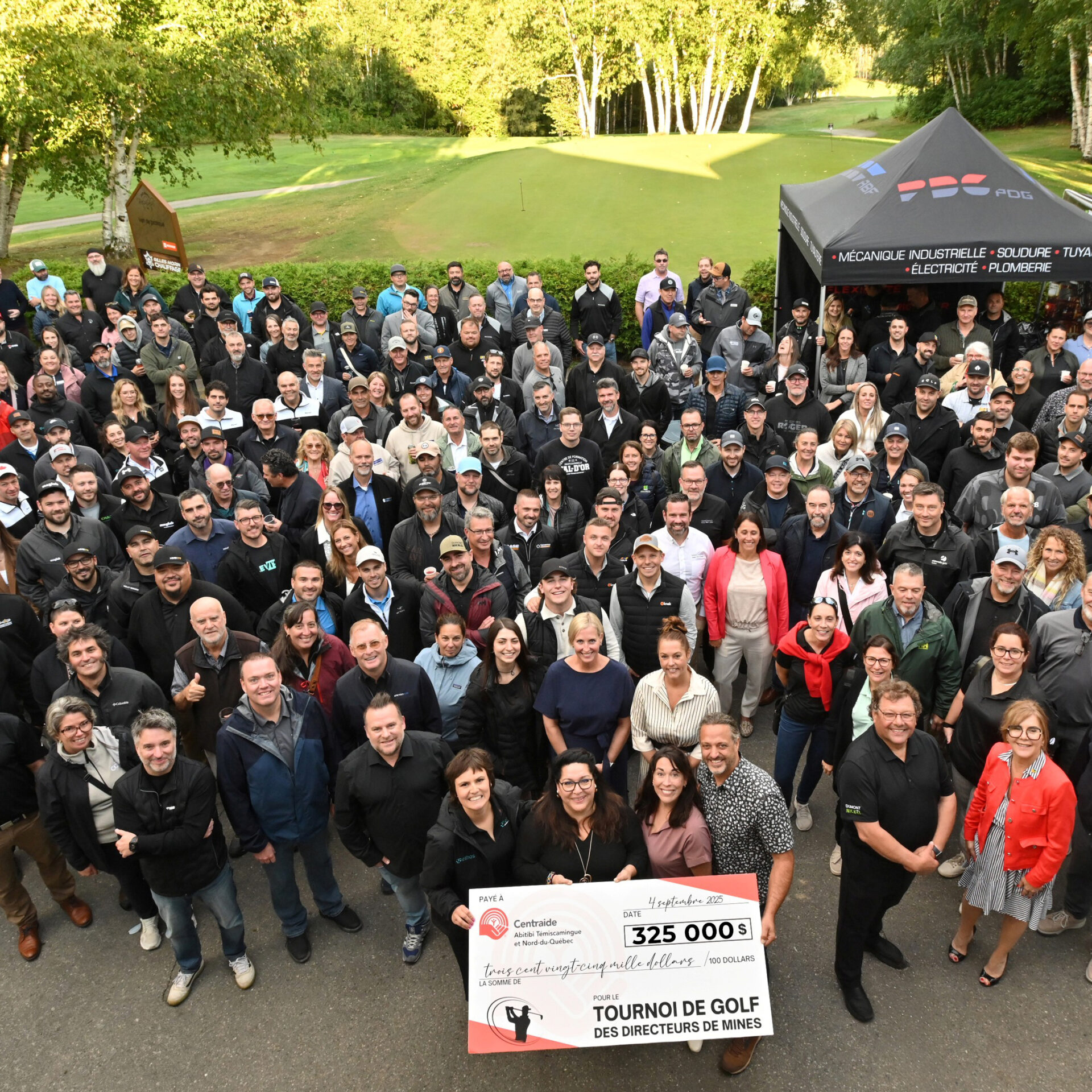 Rassemblement des participants du Tournoi de golf. 

Photo gracieuseté. 