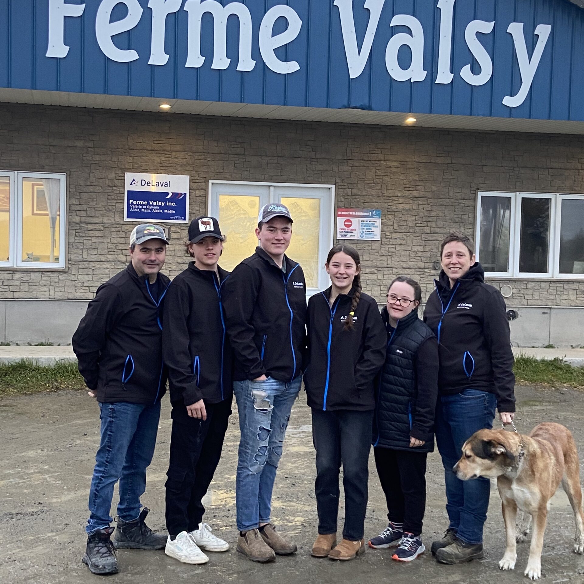 Sylvain Baril et Valérie Bernard, aux extrémités, seront accompagnés de leurs proches lors des visites. 

Photo gracieuseté - UPA 
