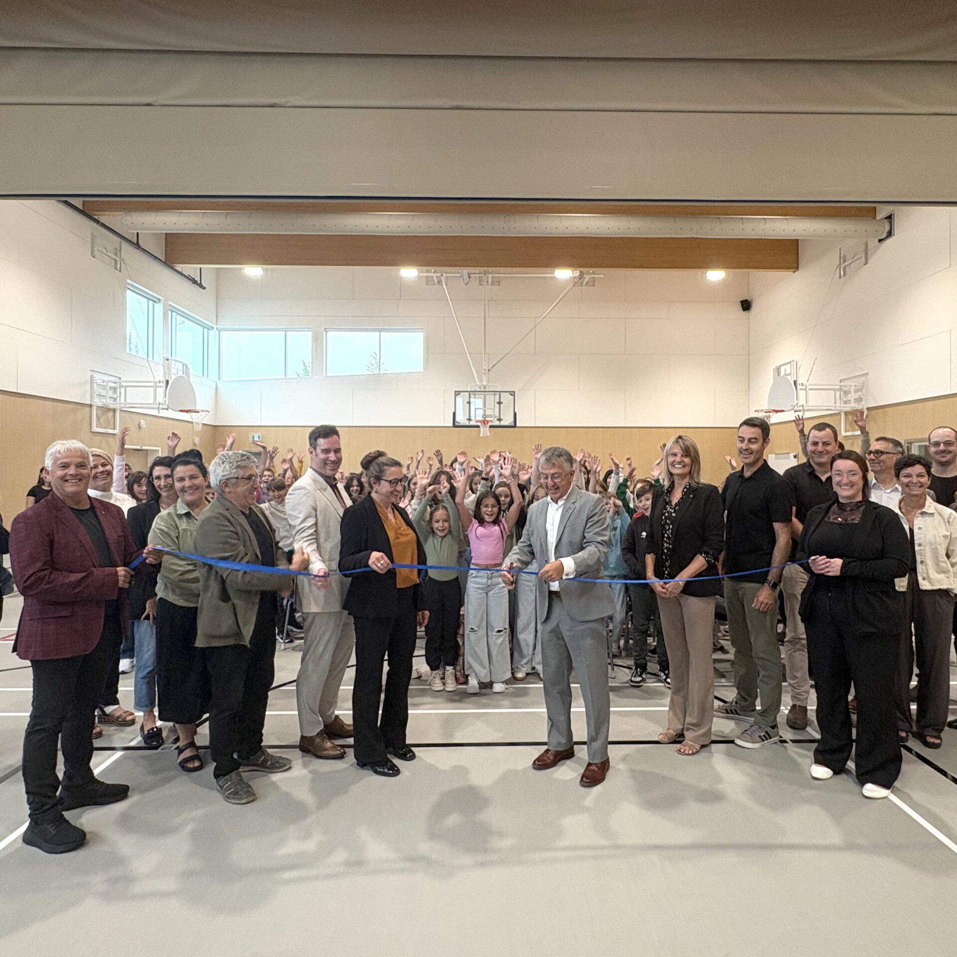 Daniel Bernard est ici entouré des différents acteurs qui ont contribué à l’élaboration de ce projet. 

Photo gracieuseté.