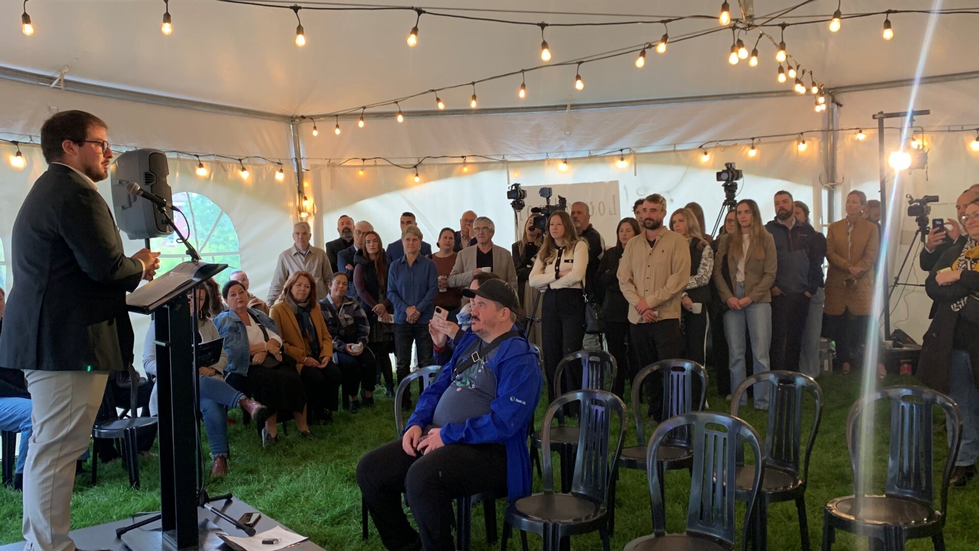 Olivier Lacoursière, président de la Société du 100e devant amis et convives lors du dévoilement de la programmation du 100e.

Photo le Citoyen – Christine Morasse.