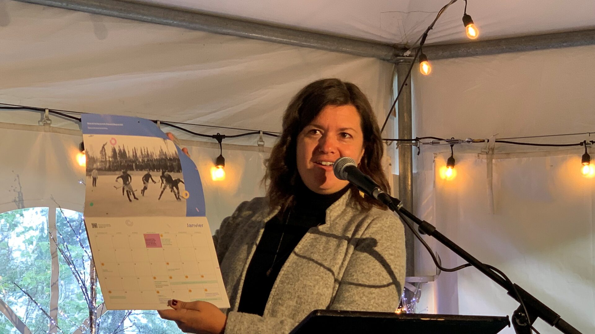 Samuelle Ramsay-Houle directrice générale de la Société du 100e de Rouyn-Noranda dévoilant fièrement le calendrier du 100e.

Photo Le Citoyen – Christine Morasse