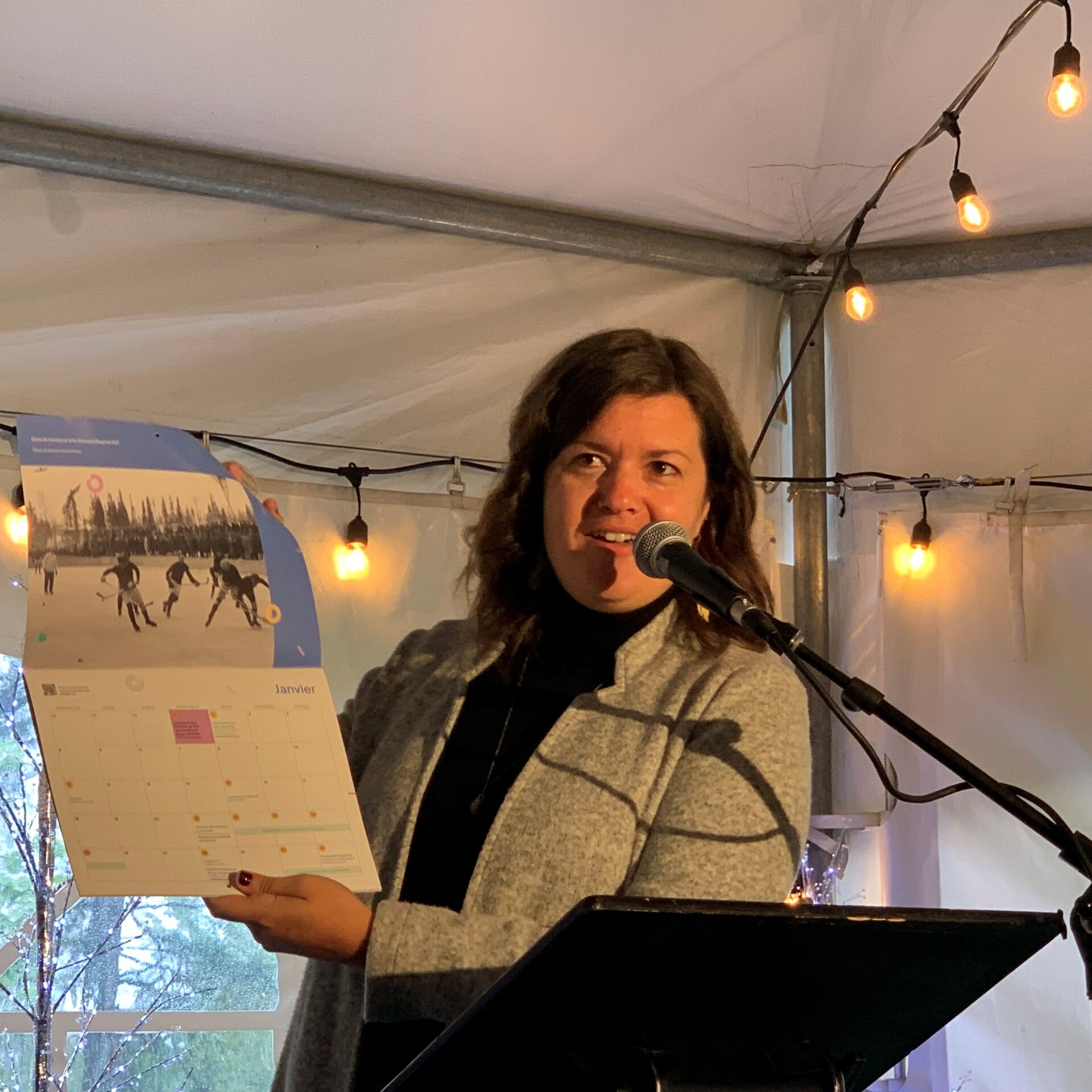 Samuelle Ramsay-Houle directrice générale de la Société du 100e de Rouyn-Noranda dévoilant fièrement le calendrier du 100e.

Photo Le Citoyen – Christine Morasse