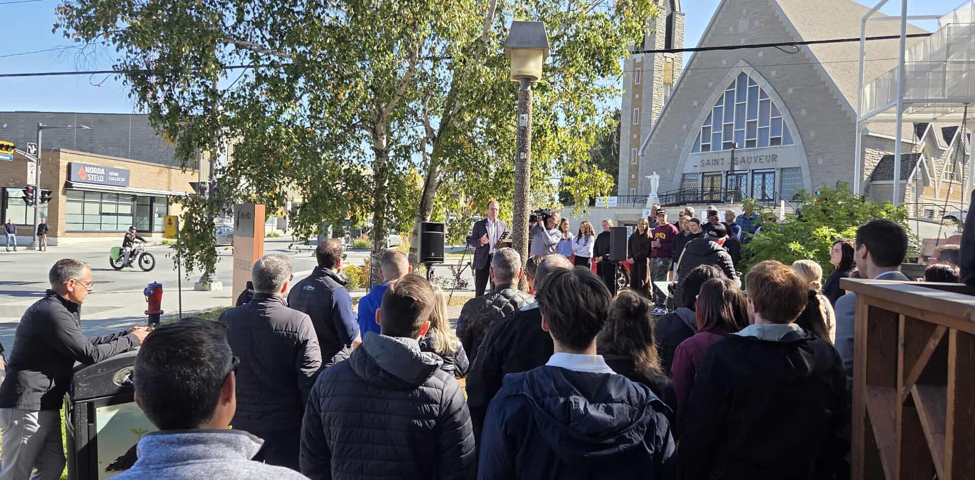 Le candidat Serge Allard devant une cinquantaine de personnes lors du lancement de sa campagne électorale. Photo gracieuseté