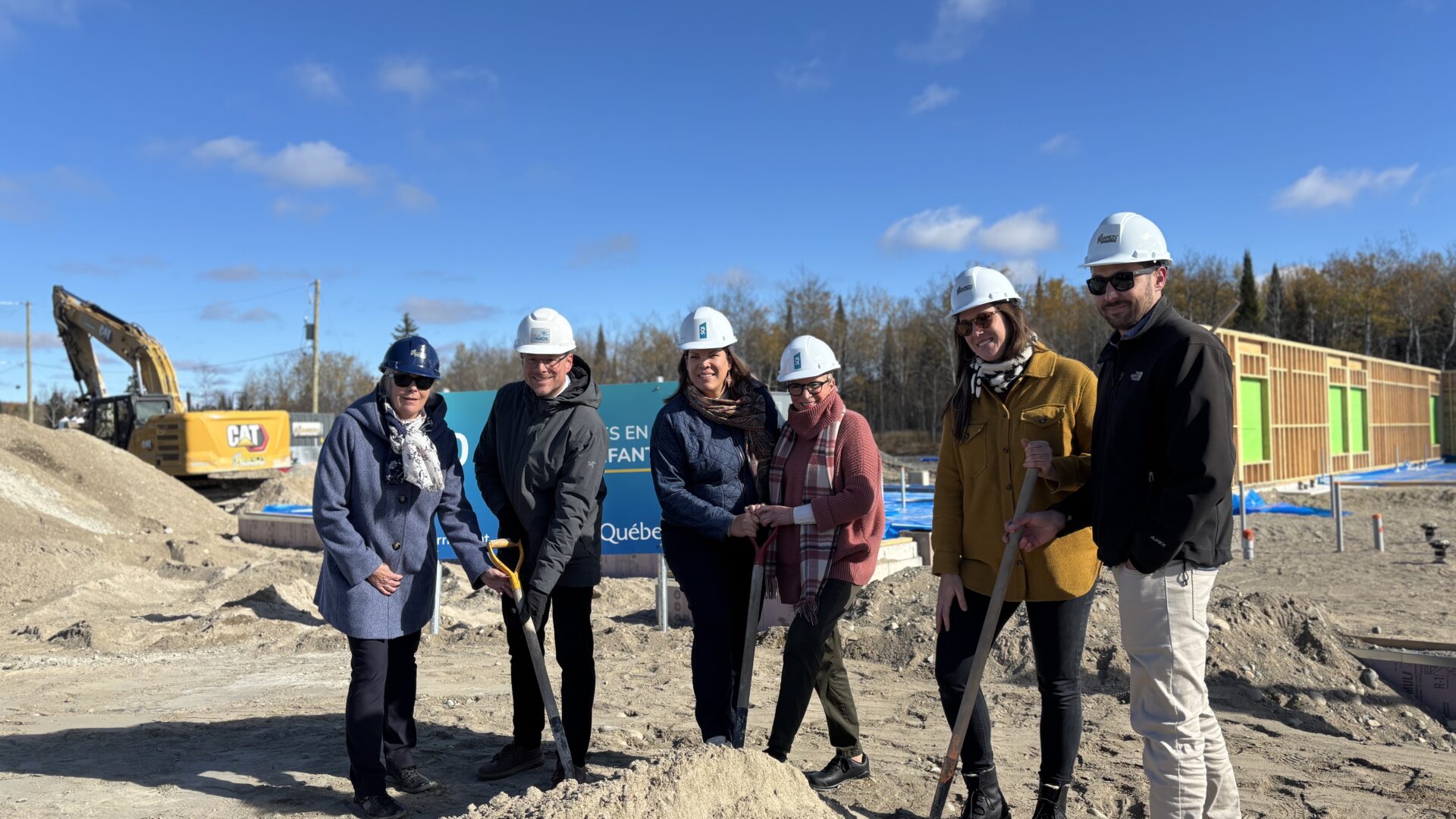 Kateri Champagne Jourdain (au centre) était de passage en Abitibi-Témiscamingue le 15 octobre pour participer à la première pelletée du CPE des Petits Élans. Elle était en compagnie de la députée d’Abitibi-Ouest Suzanne Blais (à sa droite) et de la directrice générale du CPE Petits Élans, Marie-Ève Gagnon-Nolet (2e à partir de la droite). Photo gracieuseté 
