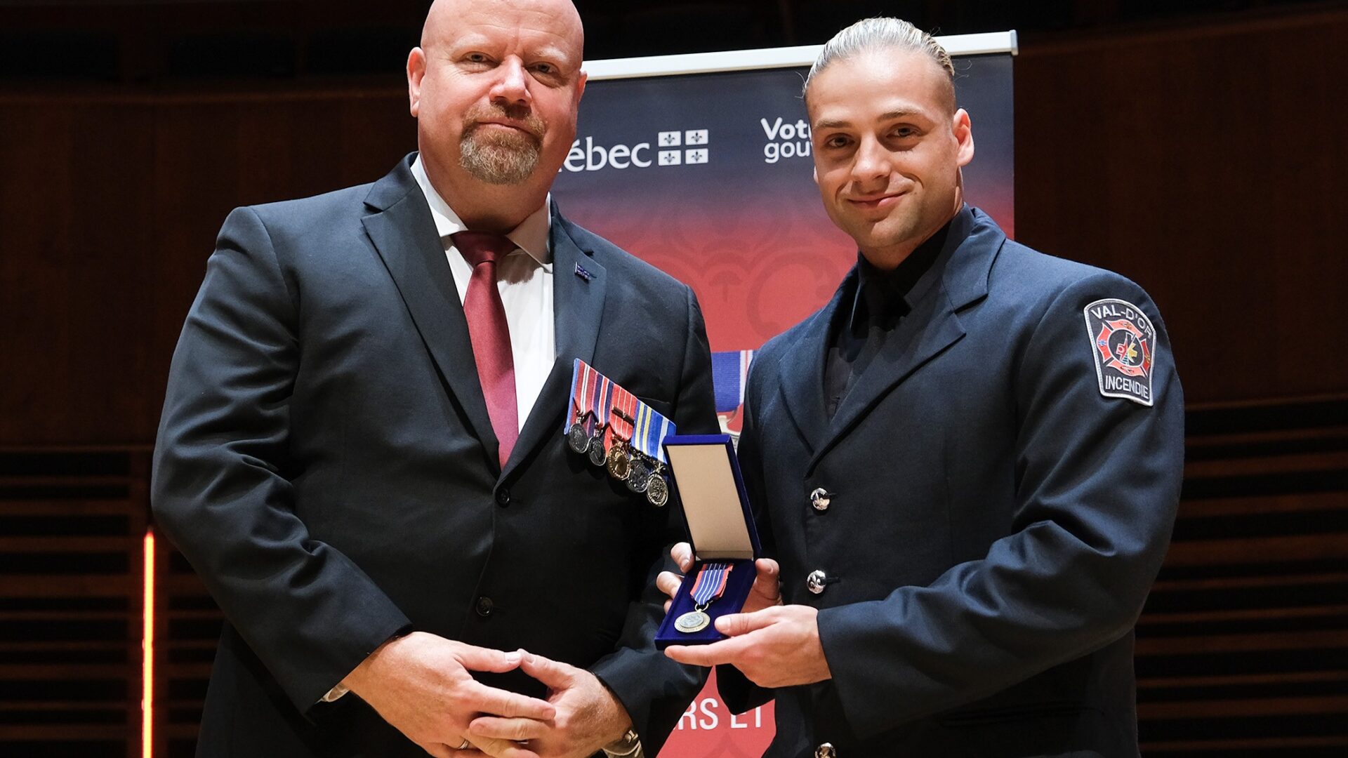 Cédrik Morin lors de la remise des distinctions qui s’est déroulée à Québec le 5 octobre 2025. Il reçoit sa médaille de la part du ministre de la Sécurité Publique Ian Lafrenière.
Photo : Louise Leblanc
