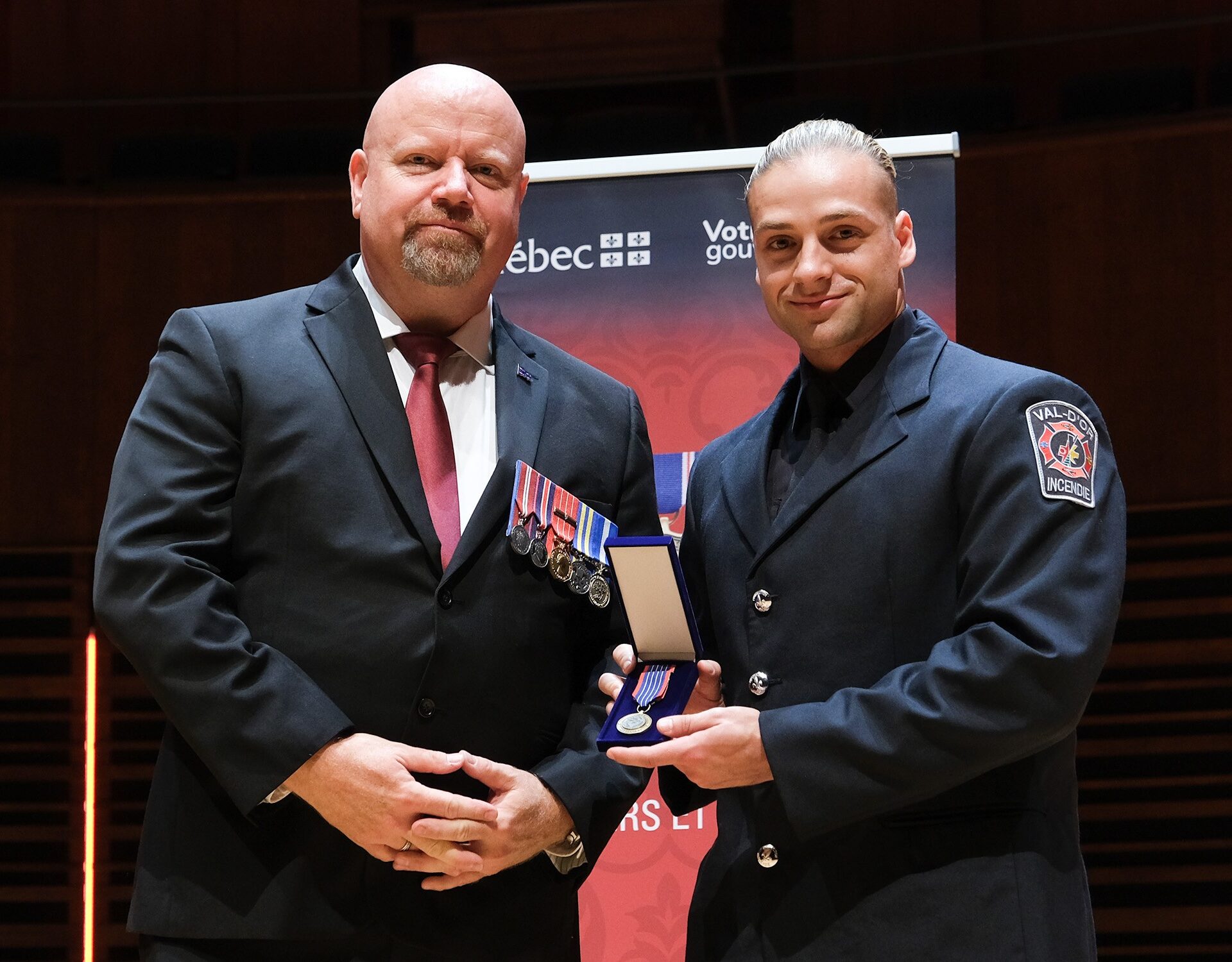 Cédrik Morin lors de la remise des distinctions qui s’est déroulée à Québec le 5 octobre 2025. Il reçoit sa médaille de la part du ministre de la Sécurité Publique Ian Lafrenière.
Photo : Louise Leblanc
